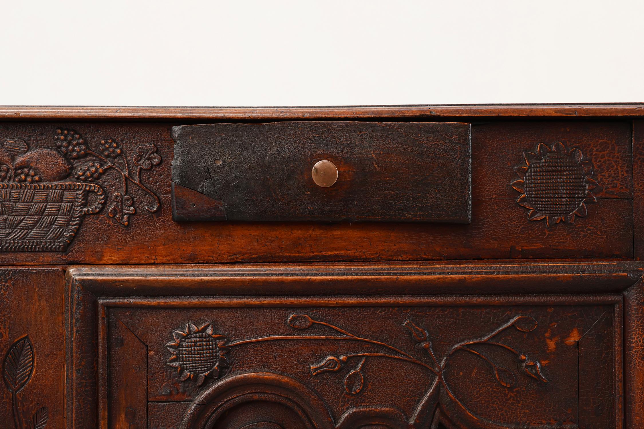 Raro mobile o buffet intagliato di provincia francese con grande patina, datato 1841 In condizioni buone in vendita a Meulebeke, BE