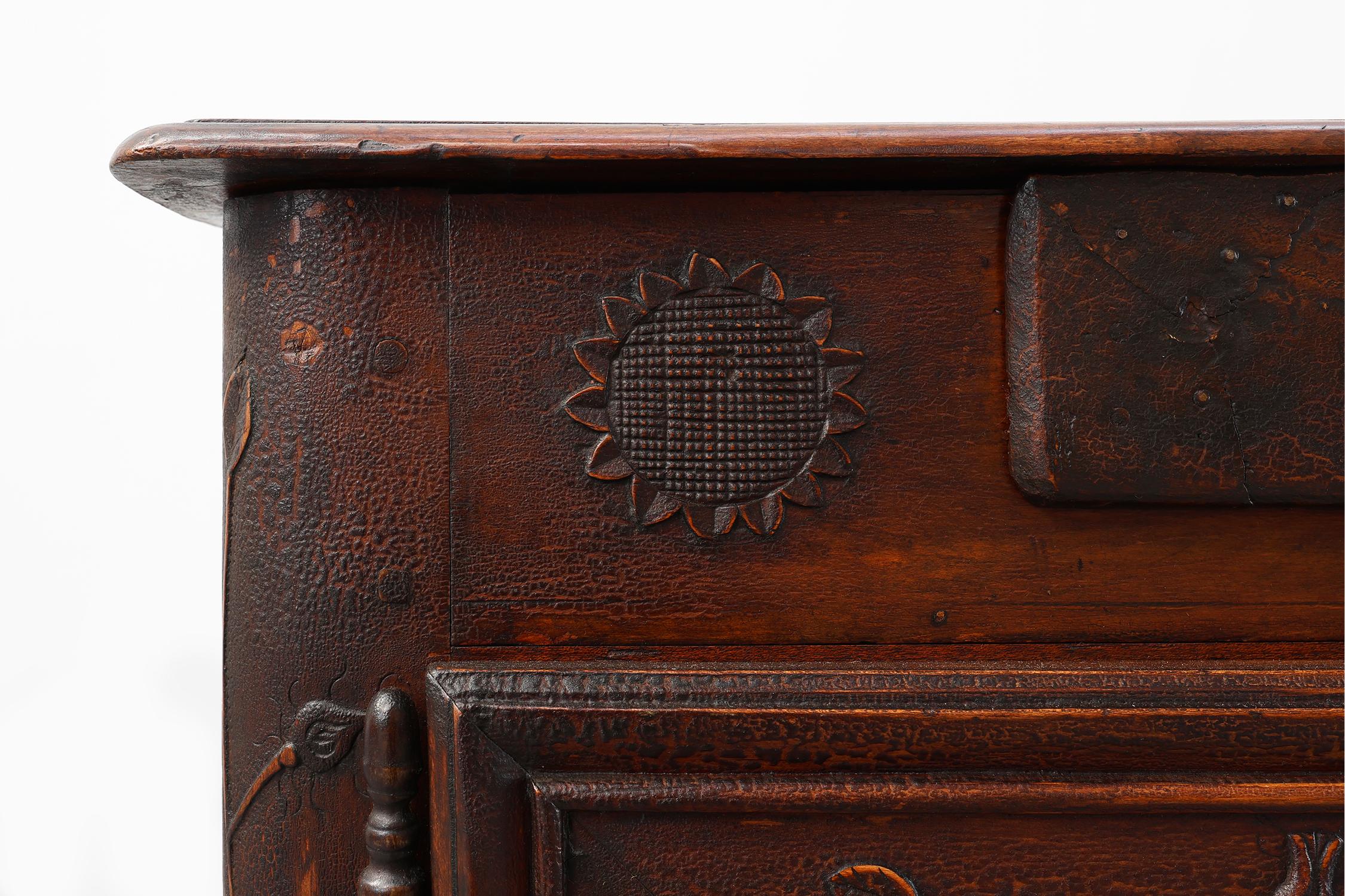 XIX secolo Raro mobile o buffet intagliato di provincia francese con grande patina, datato 1841 in vendita