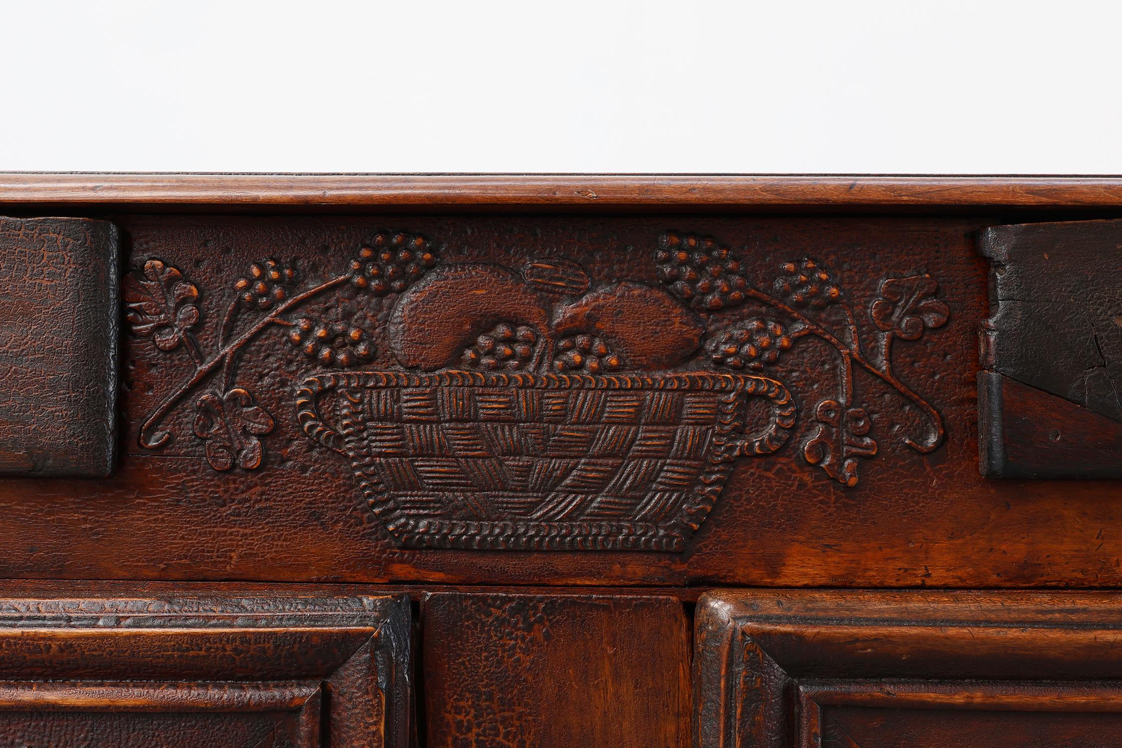 Quercia Raro mobile o buffet intagliato di provincia francese con grande patina, datato 1841 in vendita