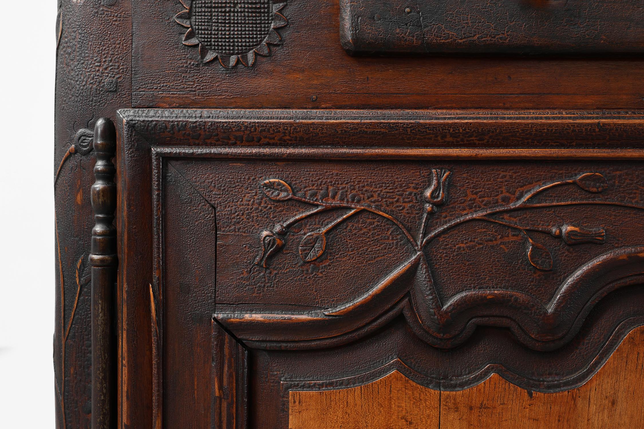 Raro mobile o buffet intagliato di provincia francese con grande patina, datato 1841 in vendita 1