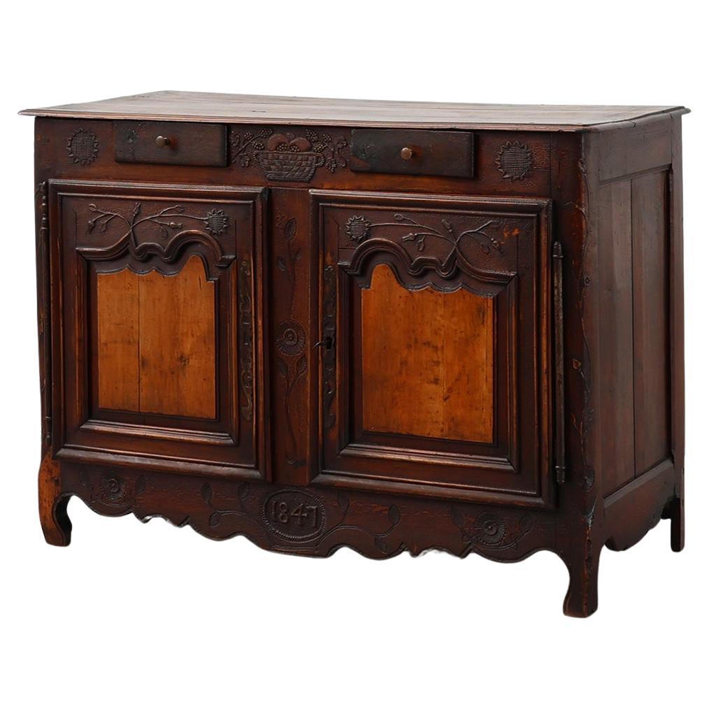 Raro mobile o buffet intagliato di provincia francese con grande patina, datato 1841 in vendita