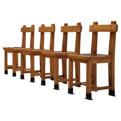 Rare ensemble français de quatre chaises de salle à manger en pin avec pieds en métal