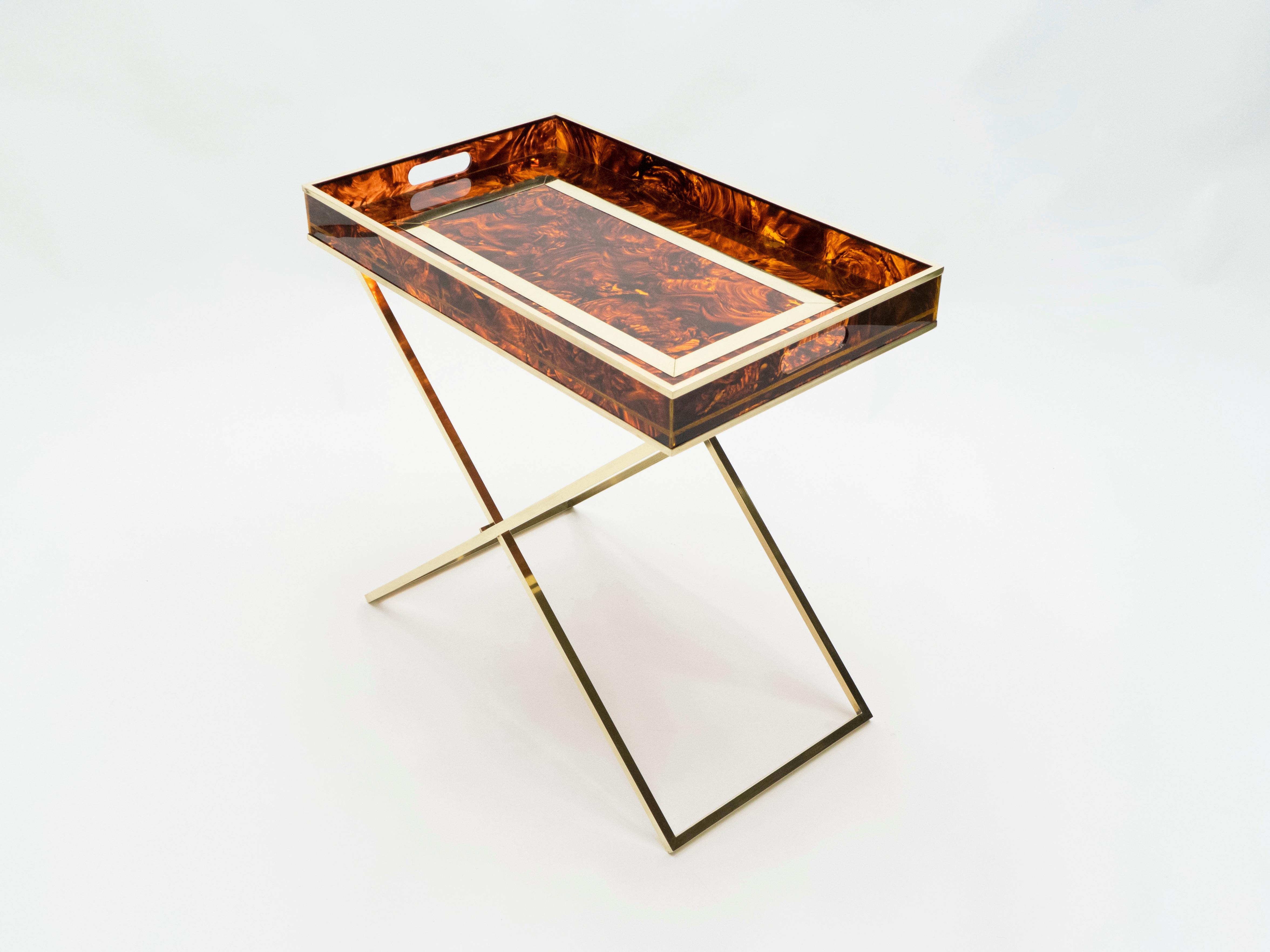 Heighten the modern look of your living area with this sophisticated side table with folding feet and removable tray, in brass and faux tortoise pattern produced by the French manufacturer Maison Mercier back in the 1970s. It is stunning in either