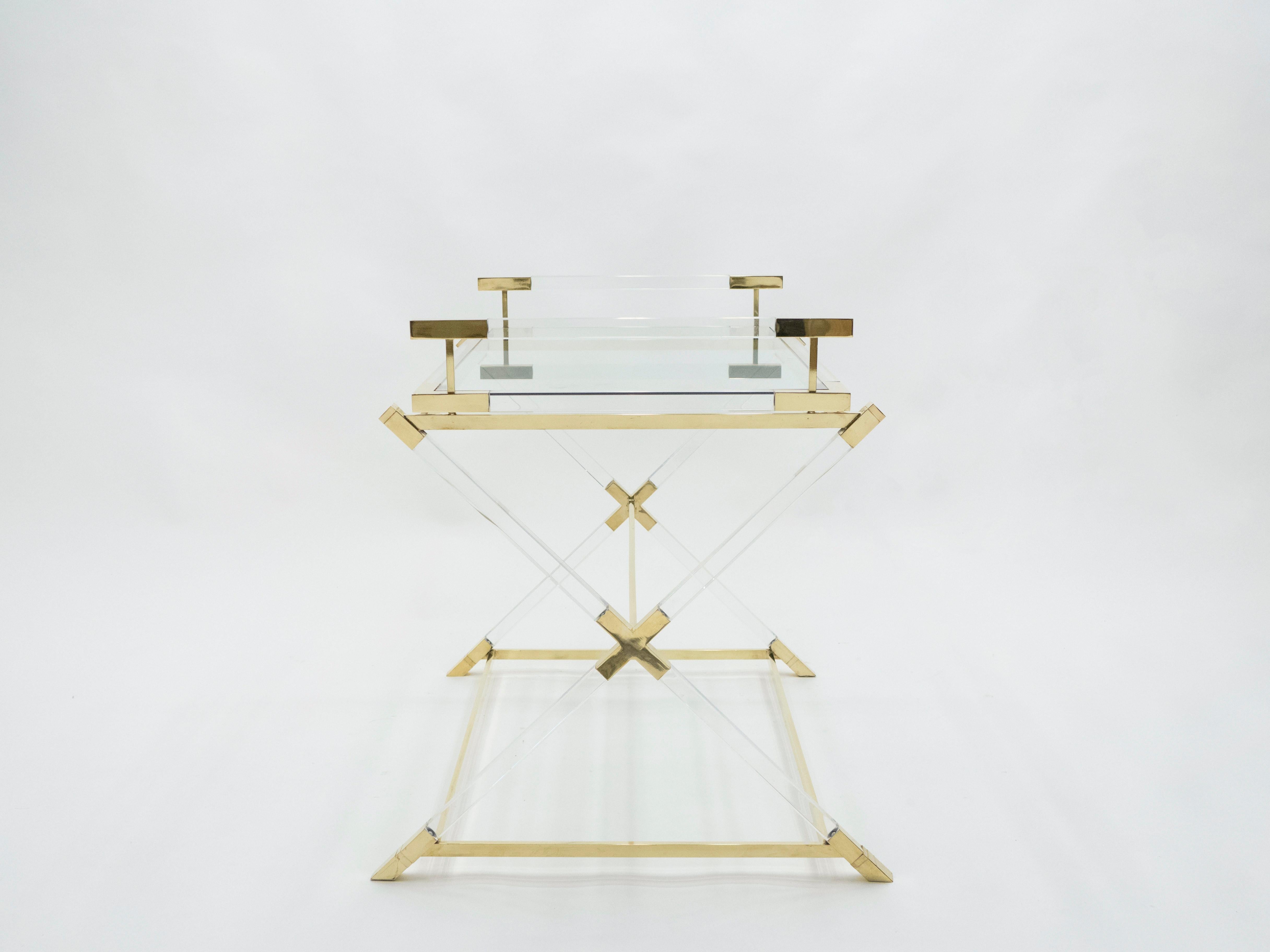 Rare table d'appoint française à plateau en lucite et laiton Maison Jansen, 1970 en vente 4