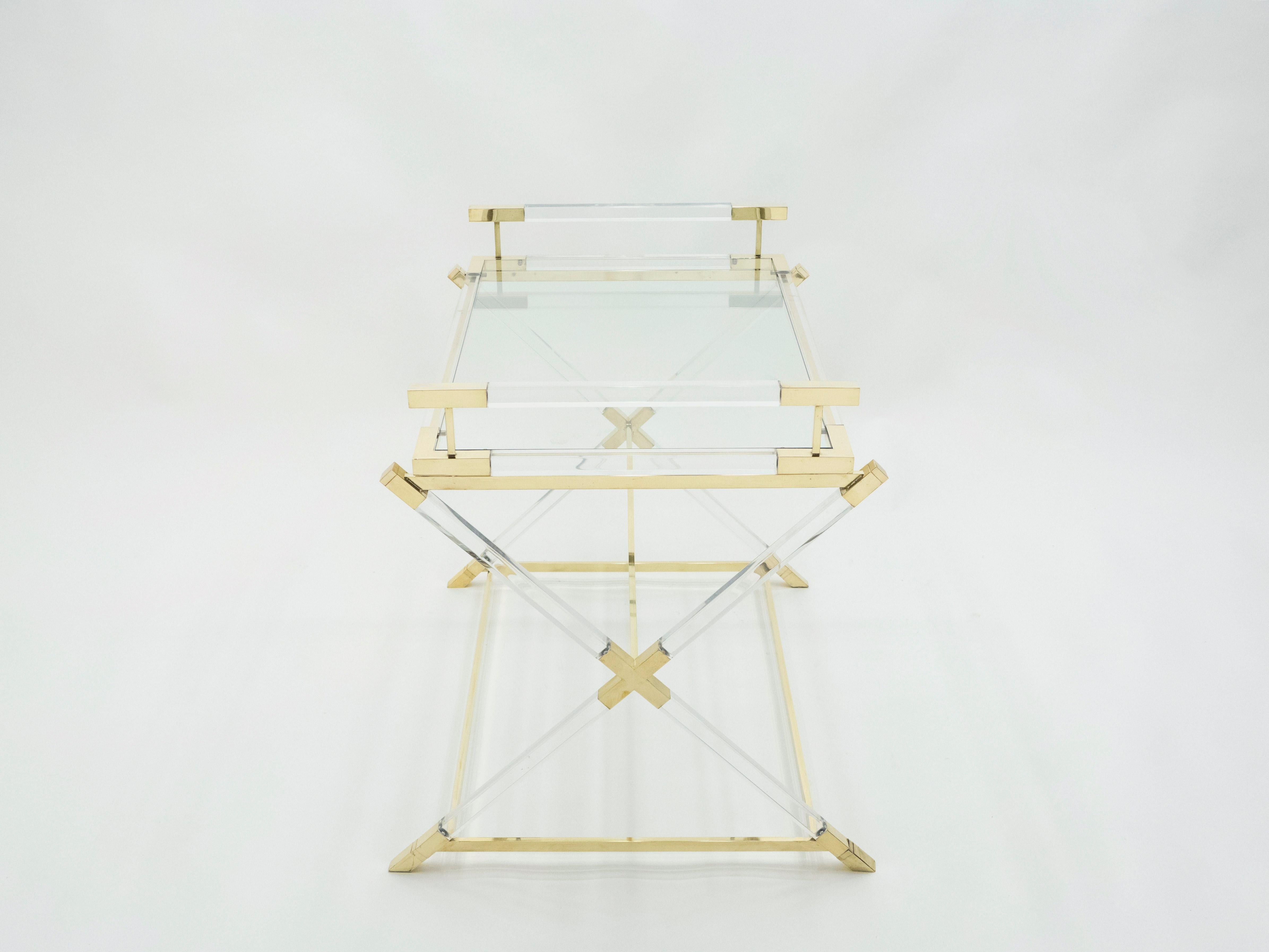 Français Rare table d'appoint française à plateau en lucite et laiton Maison Jansen, 1970 en vente