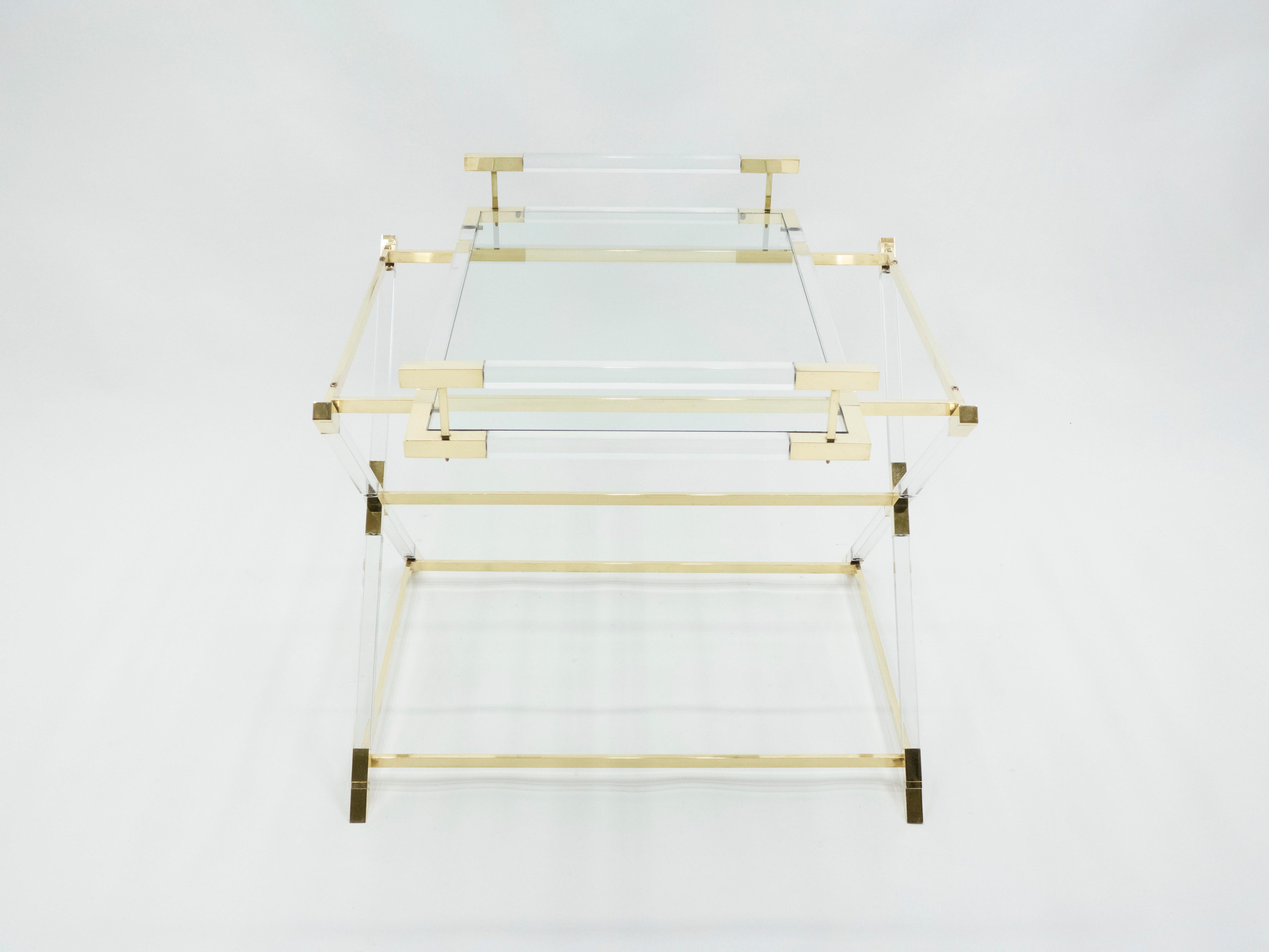 Laiton Rare table d'appoint française à plateau en lucite et laiton Maison Jansen, 1970 en vente