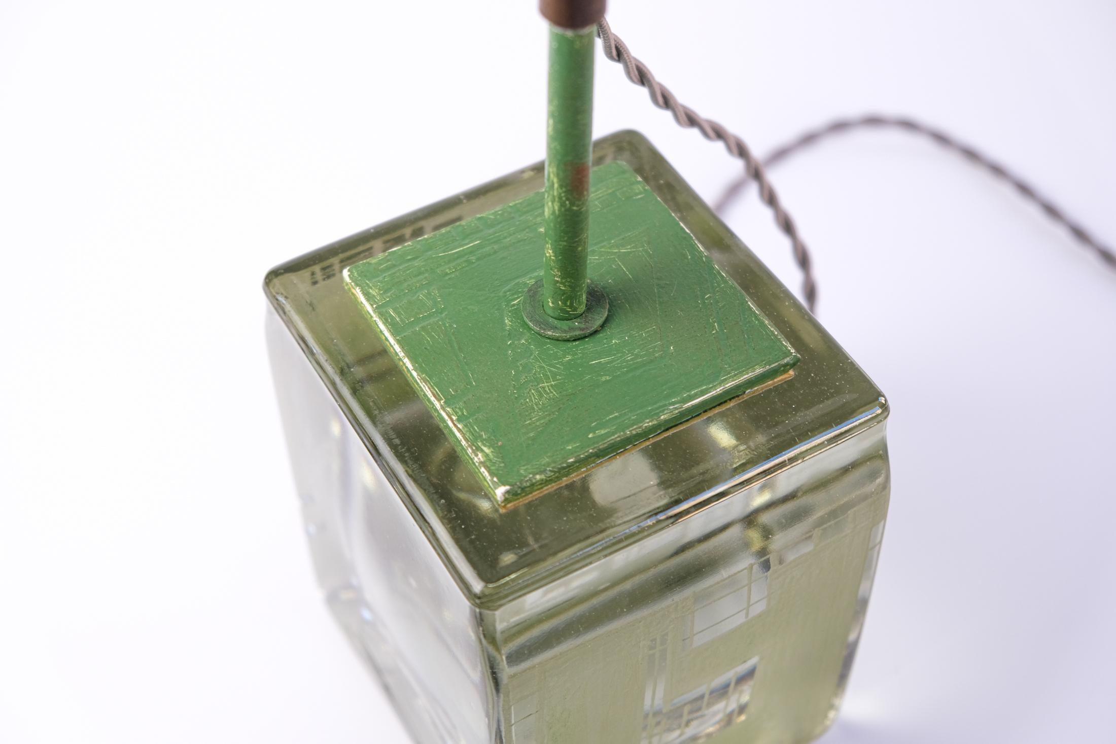 Seltene französische signierte und datierte kubistische Glas-Tischlampe aus Glas von Anatole Riecke, 1950 im Angebot 8