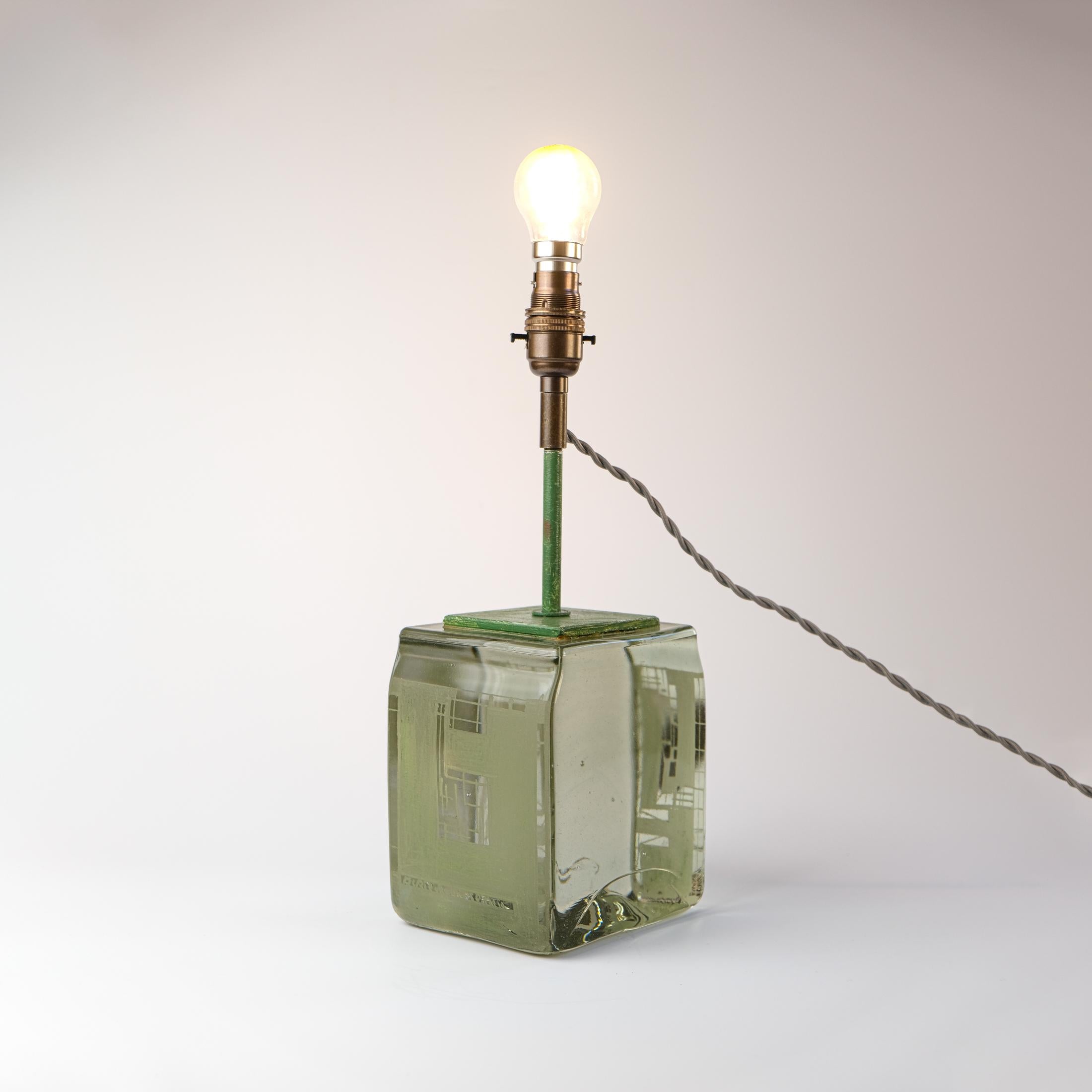 Zum Verkauf steht eine außergewöhnlich seltene, signierte und datierte modernistische Glastischlampe des bekannten Art-Déco-Designers Anatole Riecke, die 1950 in Paris hergestellt wurde.

Diese Leuchte besteht aus einem schweren, massiven