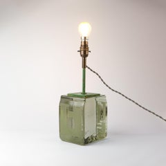 Seltene französische signierte und datierte kubistische Glas-Tischlampe aus Glas von Anatole Riecke, 1950