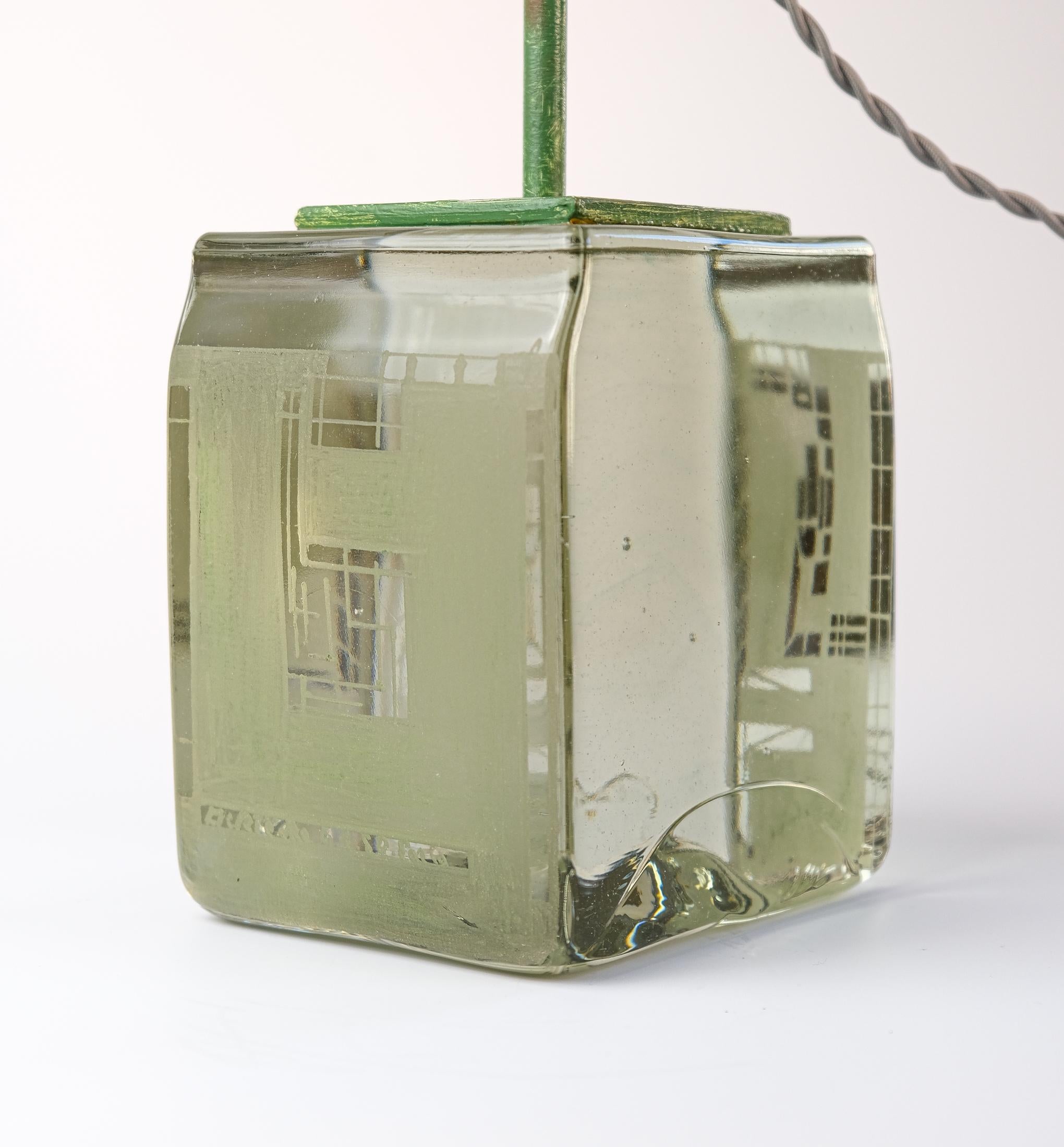 Seltene französische signierte und datierte kubistische Glas-Tischlampe aus Glas von Anatole Riecke, 1950 (Moderne der Mitte des Jahrhunderts) im Angebot