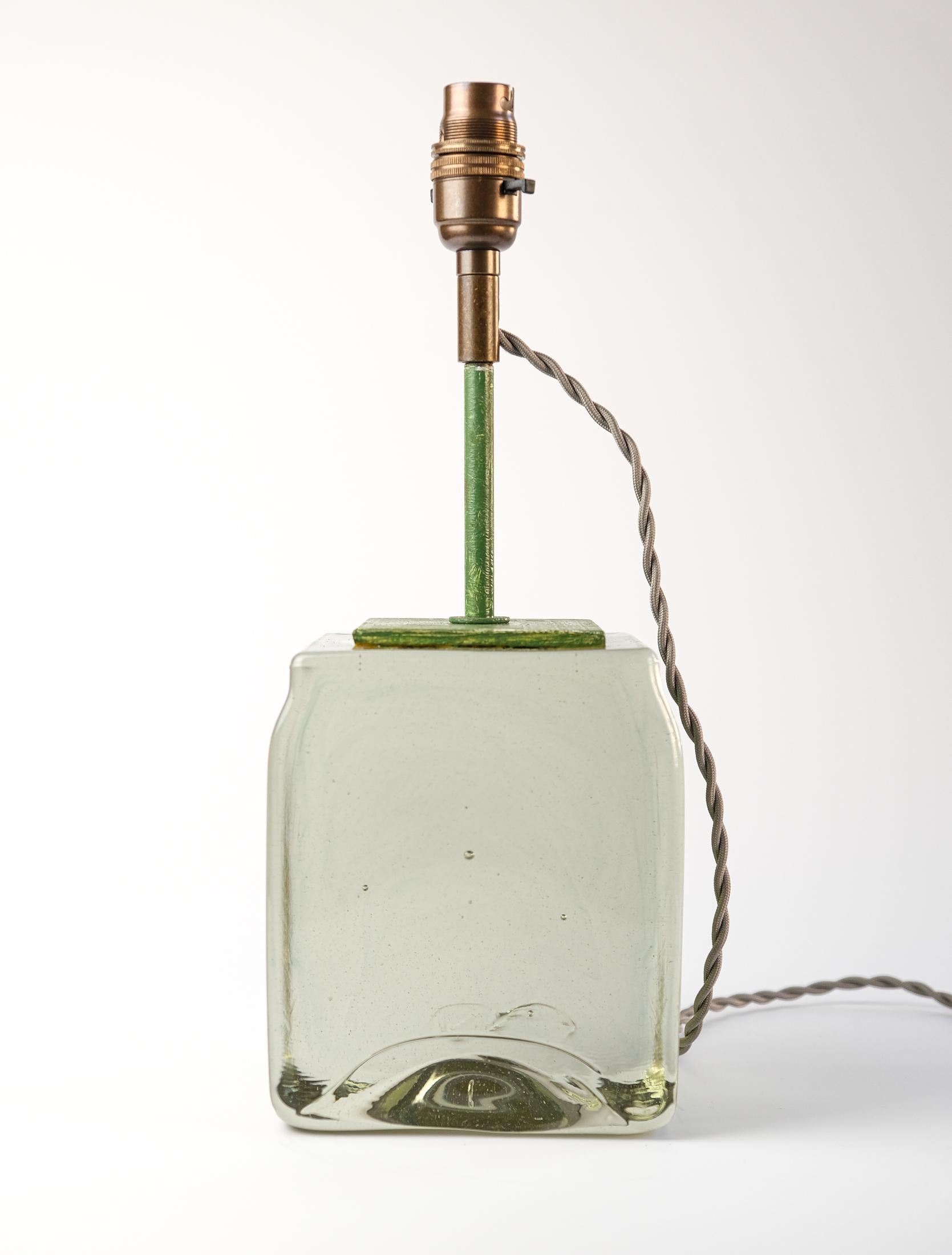 Seltene französische signierte und datierte kubistische Glas-Tischlampe aus Glas von Anatole Riecke, 1950 (Französisch) im Angebot