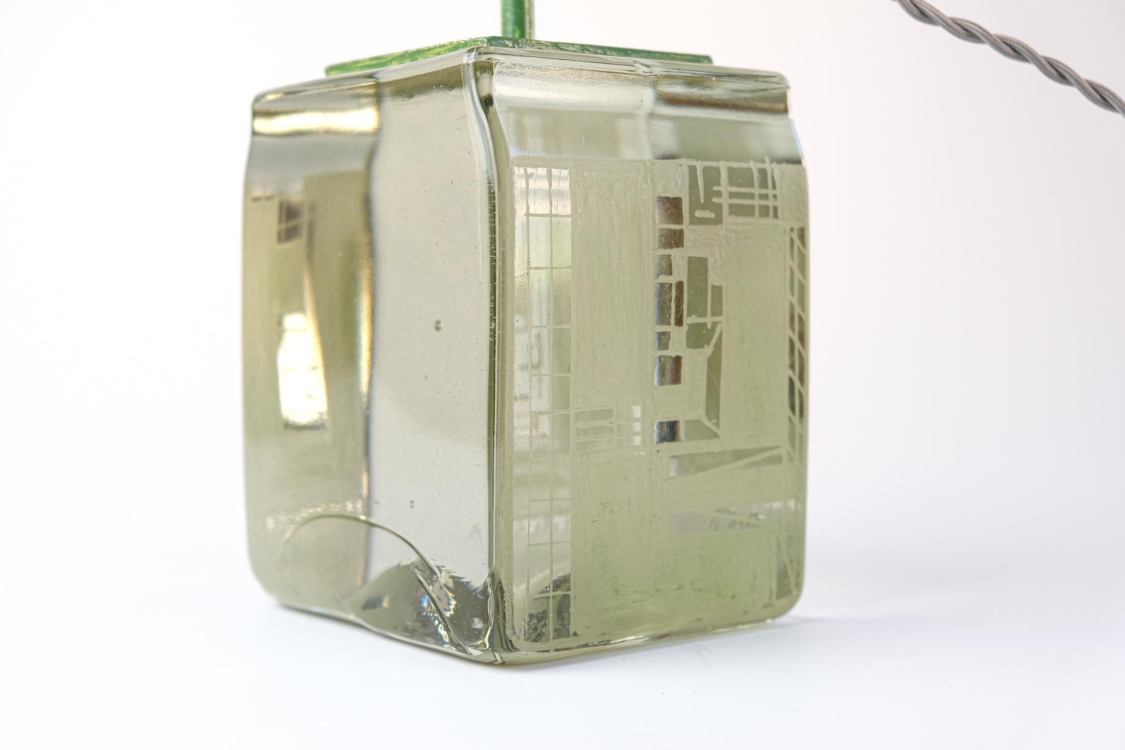 Seltene französische signierte und datierte kubistische Glas-Tischlampe aus Glas von Anatole Riecke, 1950 (20. Jahrhundert) im Angebot