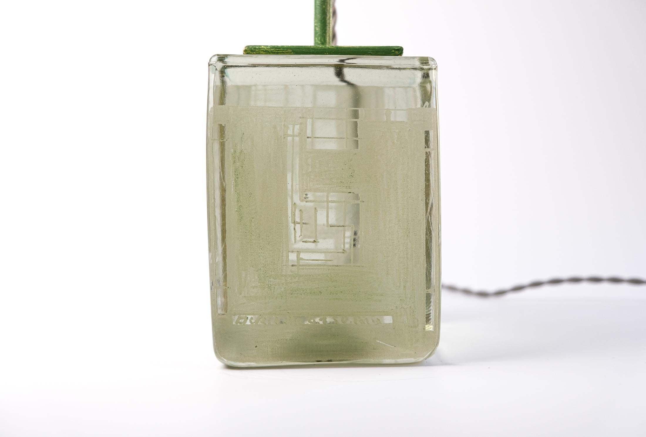 Seltene französische signierte und datierte kubistische Glas-Tischlampe aus Glas von Anatole Riecke, 1950 im Angebot 1