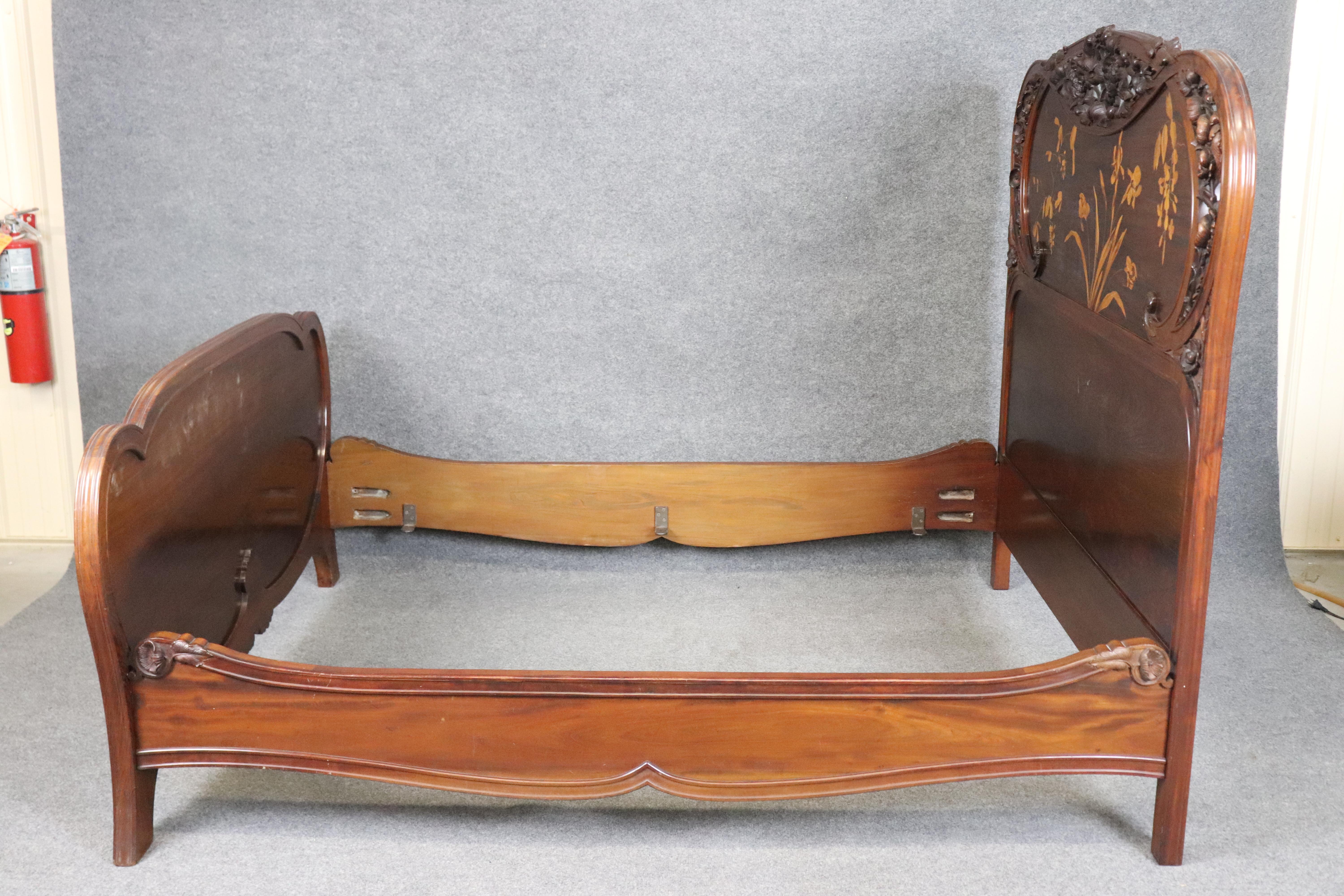 Das hier angebotene Bett ist ein exquisites französisches Jugendstilbett aus dem frühen 20. Jahrhundert in der Manier von Émile Gallé, der für seine Beiträge zur dekorativen Kunst und zu naturalistischen Intarsien bekannt ist. Dieses antike Bett ist