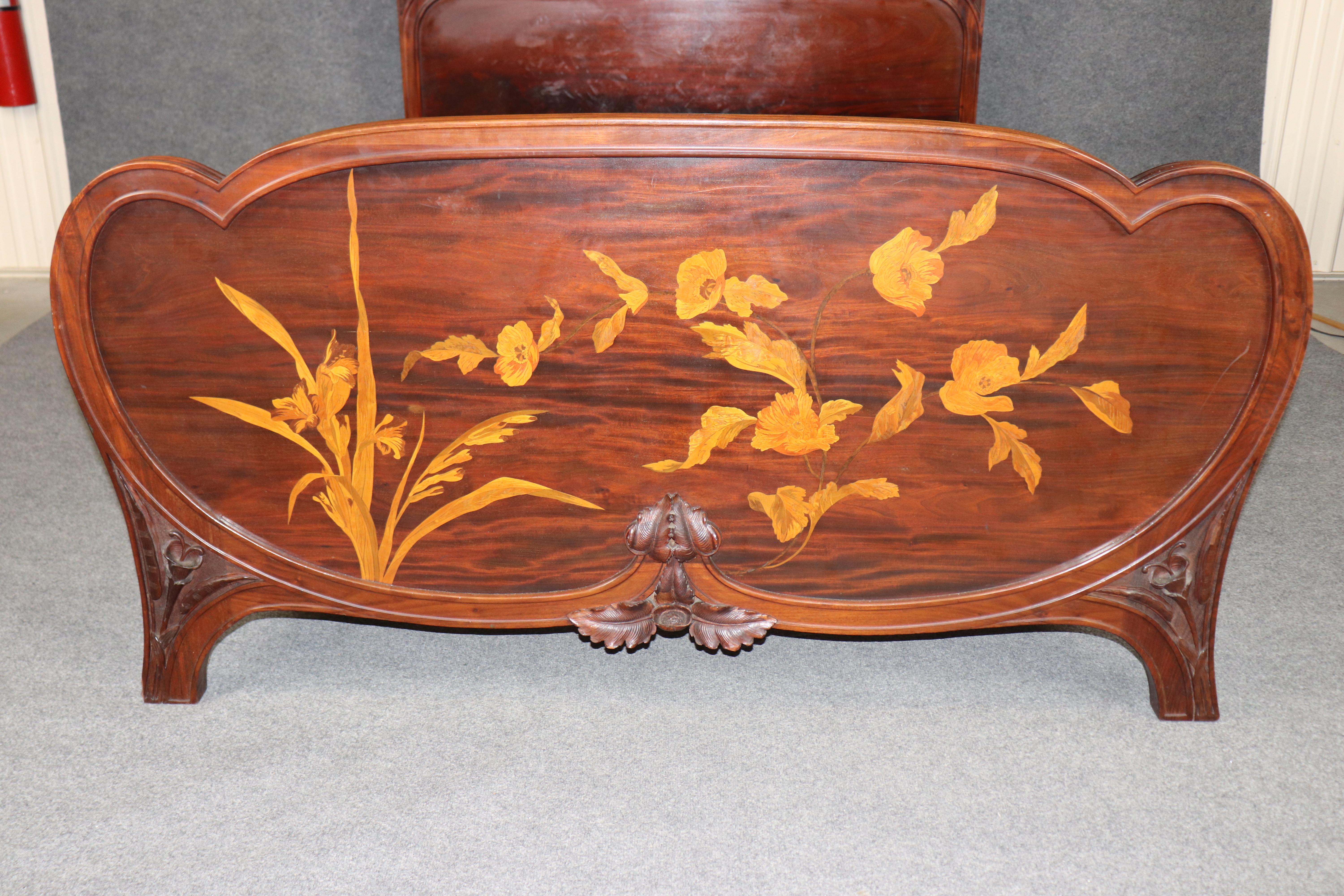 Seltene Französisch Nussbaum und Satinholz Jugendstil fast Königin Bett Manier Emile Galle (Art nouveau) im Angebot