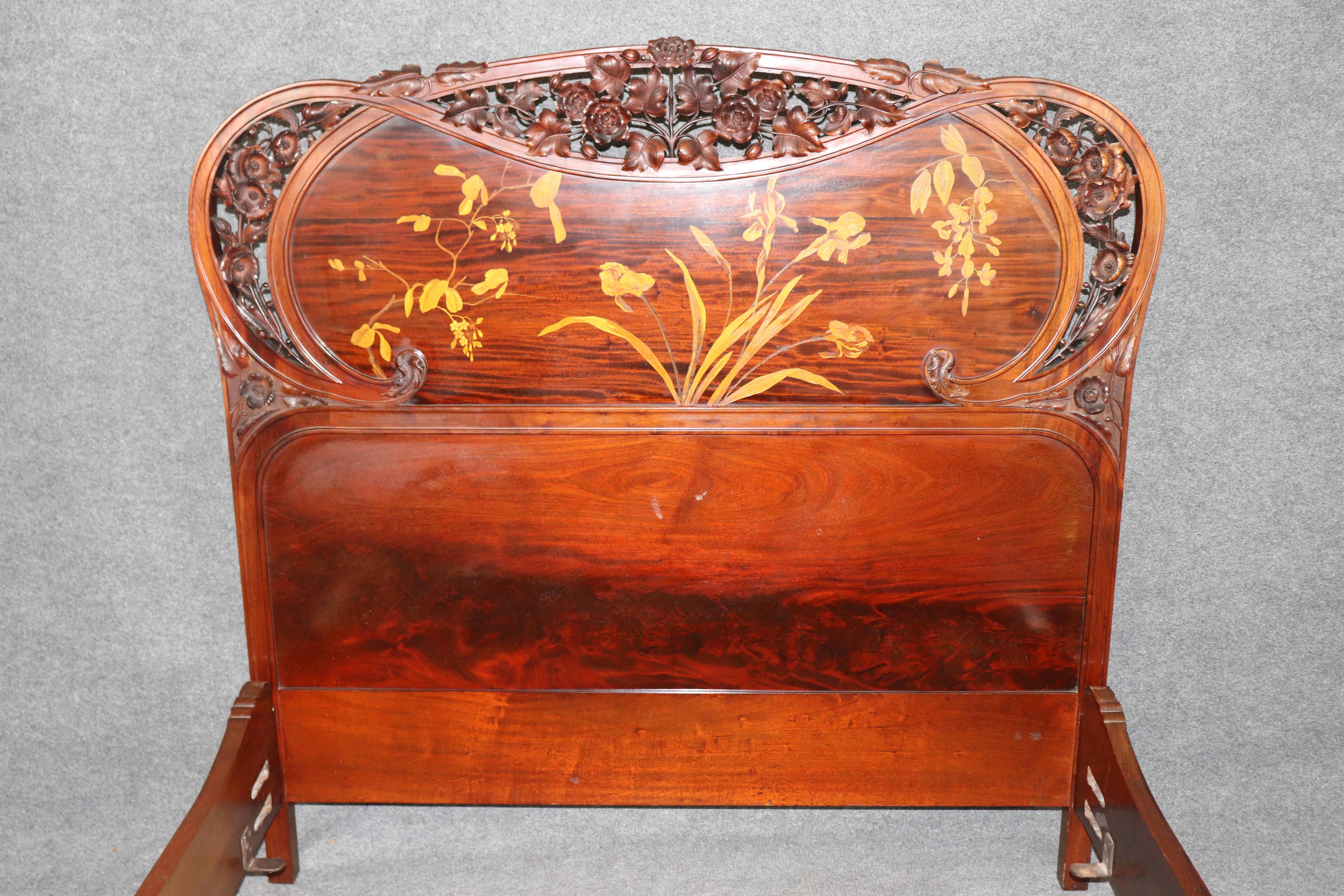 Seltene Französisch Nussbaum und Satinholz Jugendstil fast Königin Bett Manier Emile Galle im Zustand „Gut“ im Angebot in Swedesboro, NJ
