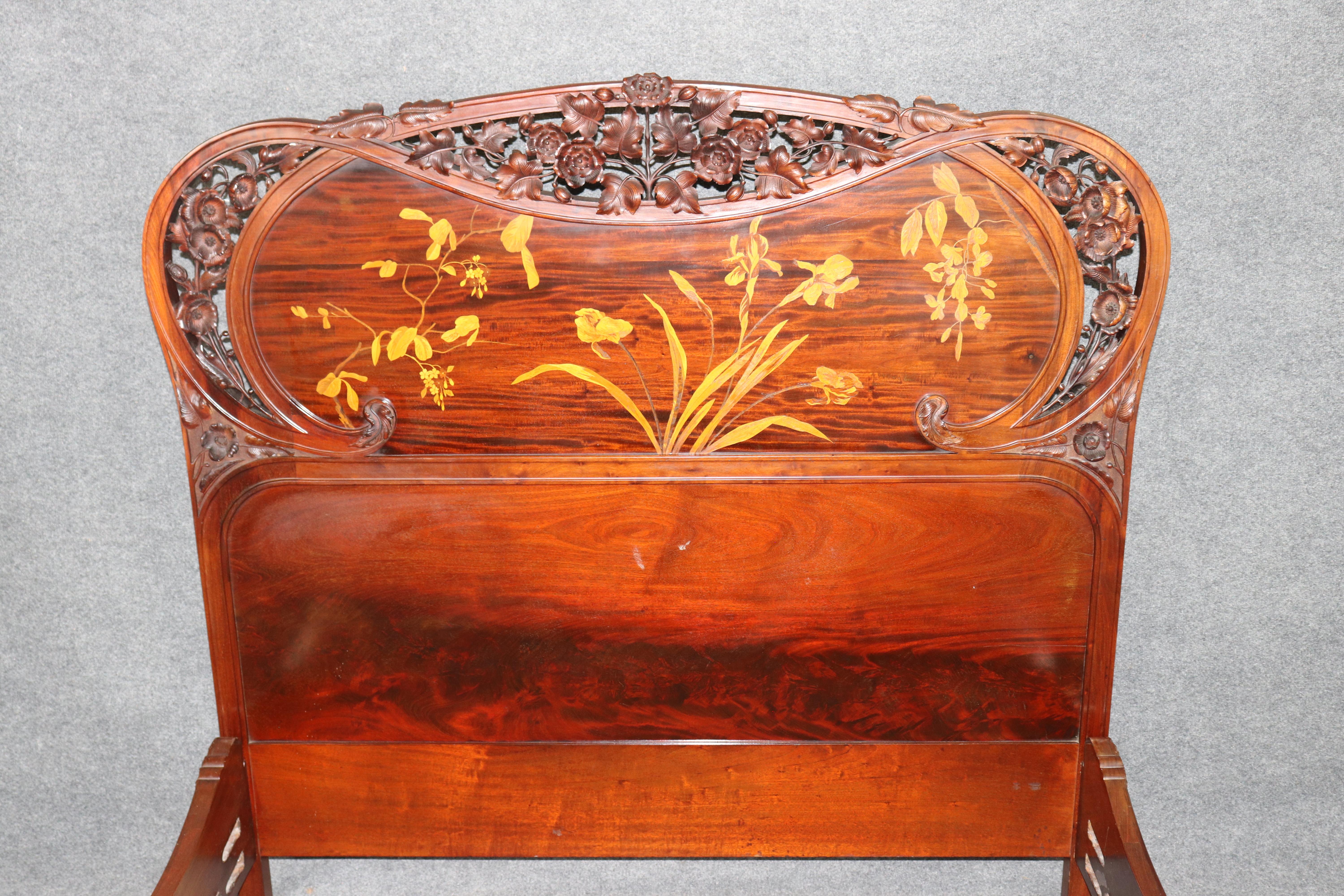 Seltene Französisch Nussbaum und Satinholz Jugendstil fast Königin Bett Manier Emile Galle (Frühes 20. Jahrhundert) im Angebot