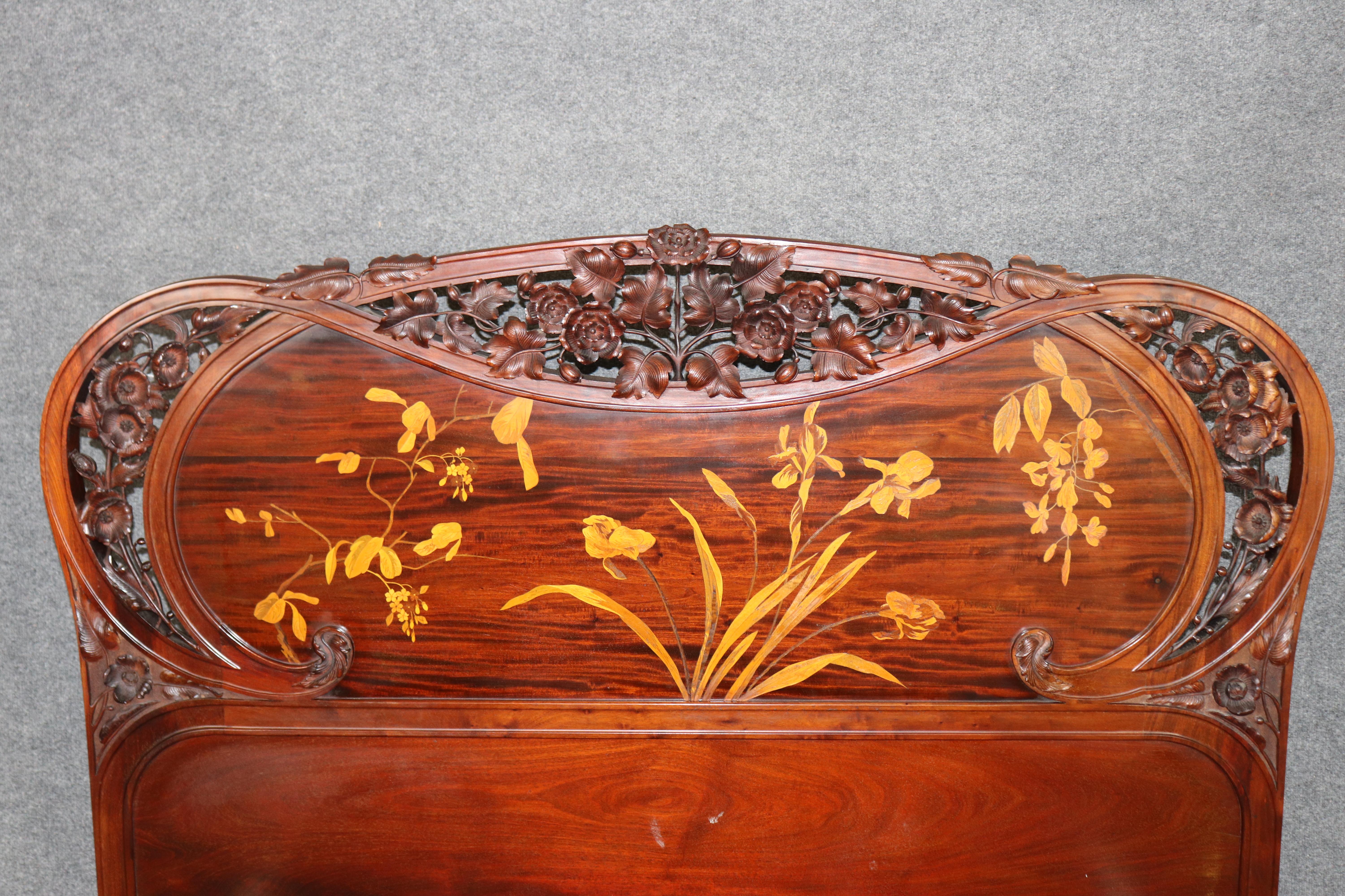 Seltene Französisch Nussbaum und Satinholz Jugendstil fast Königin Bett Manier Emile Galle im Angebot 1