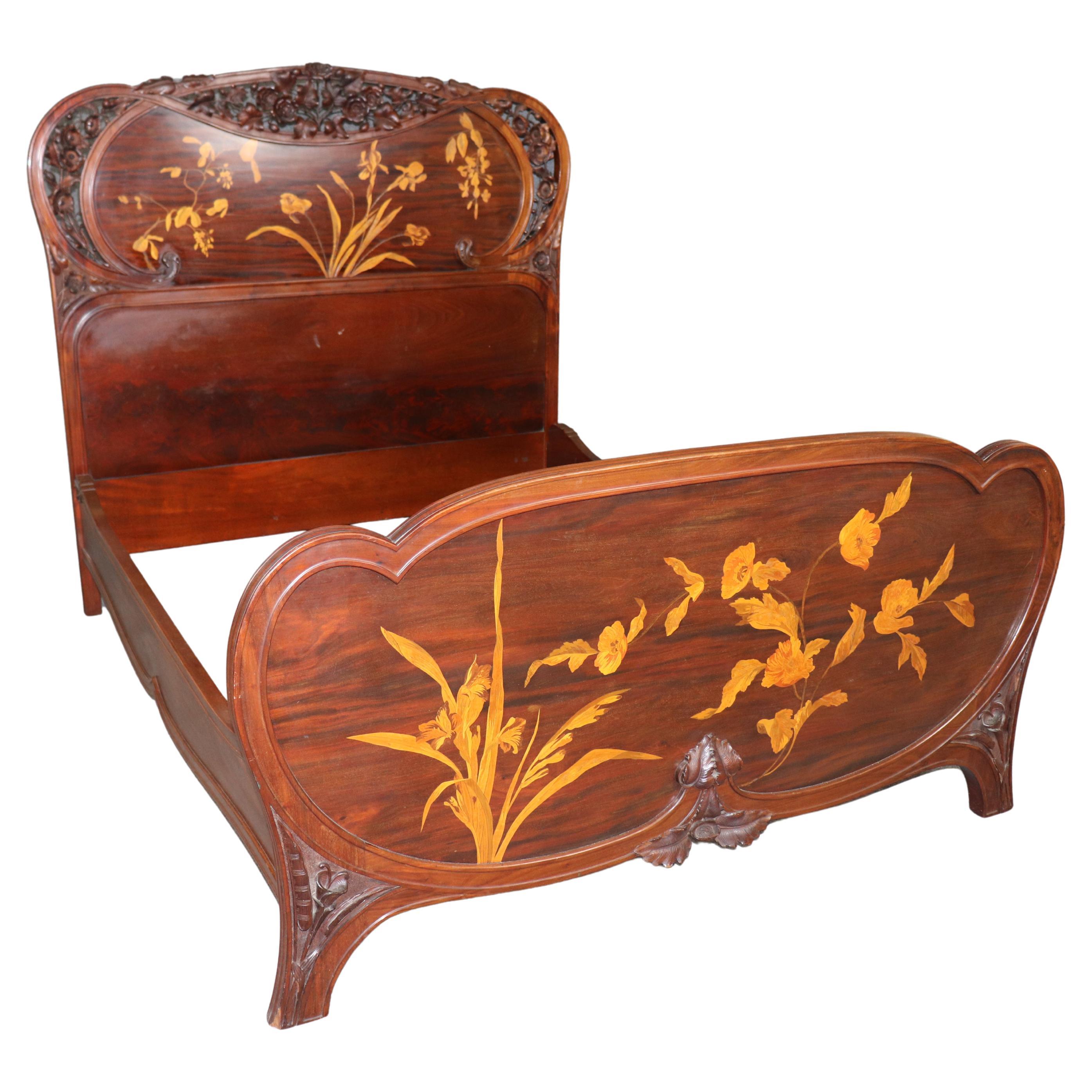Seltene Französisch Nussbaum und Satinholz Jugendstil fast Königin Bett Manier Emile Galle