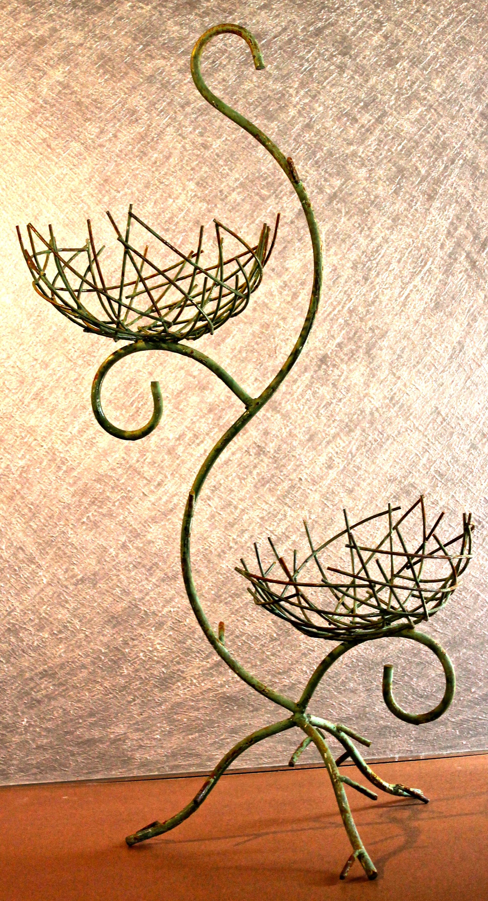 Ein einzigartiges französisches Pflanzgefäß mit Persönlichkeit, in abstrakter Form mit zwei Körben, aus handgeschmiedetem Eisen und in der originalen grünen Farbe 