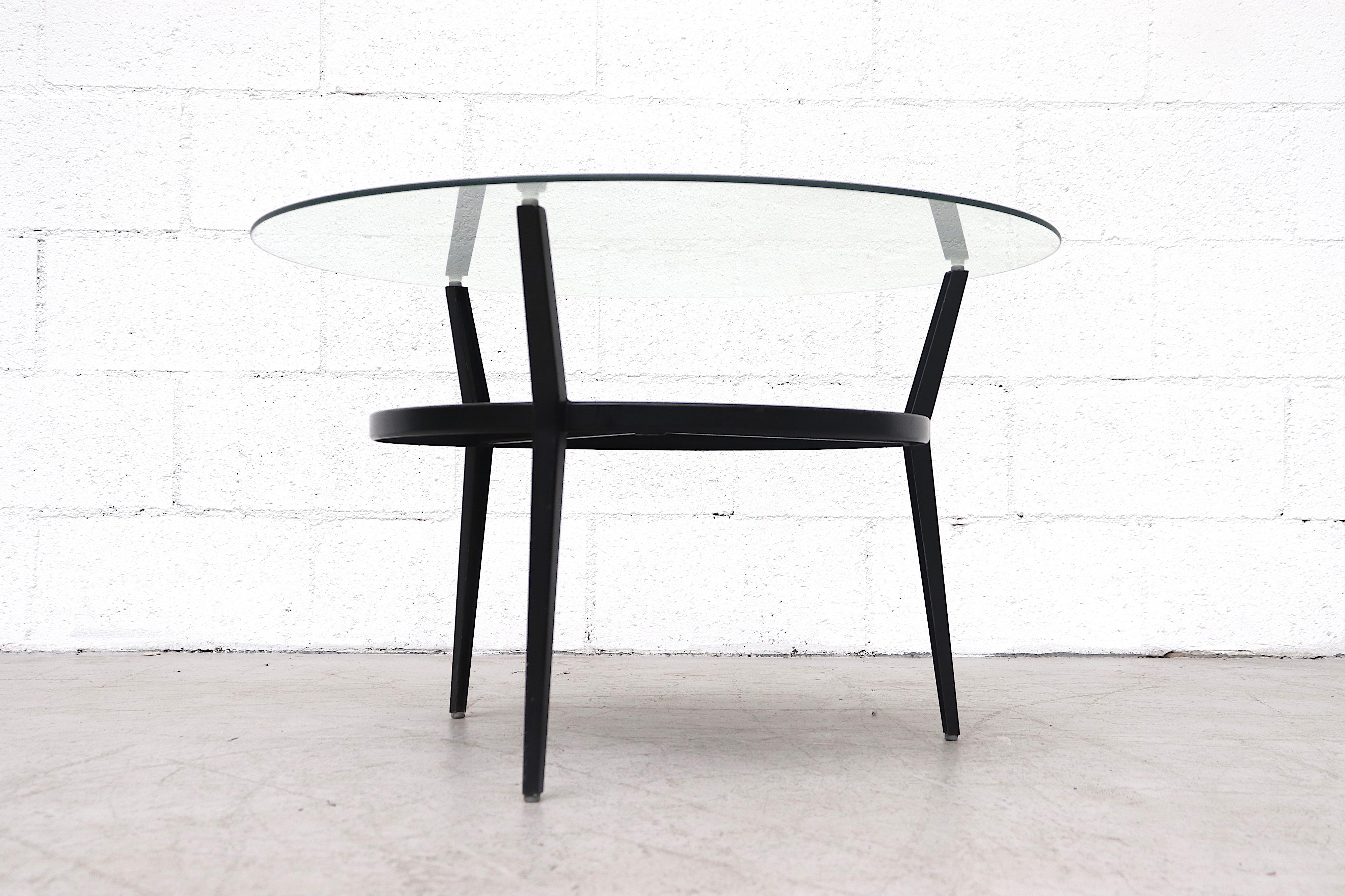Milieu du XXe siècle Table basse en métal noir et verre 