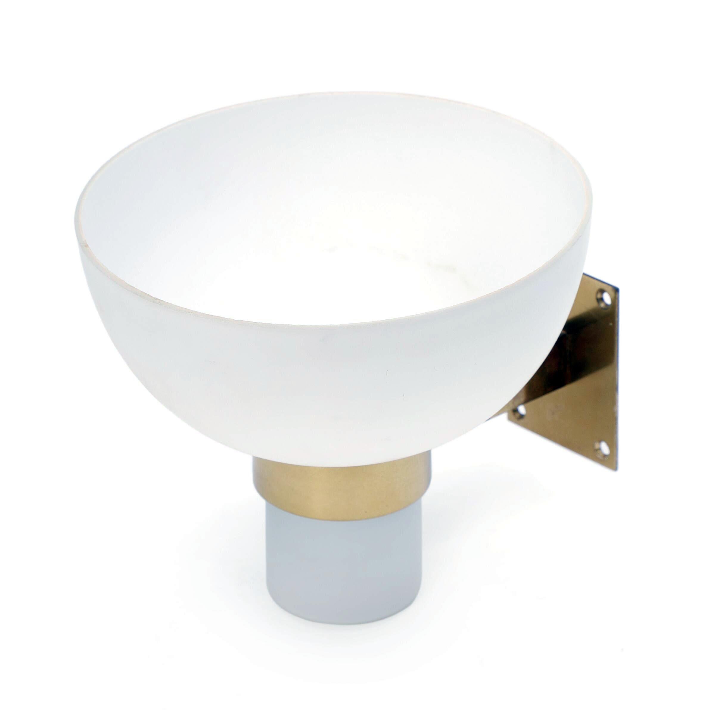 Raro aplique de pared Frits Schlegel, cristal opalino y latón, moderno escandinavo Danés en venta