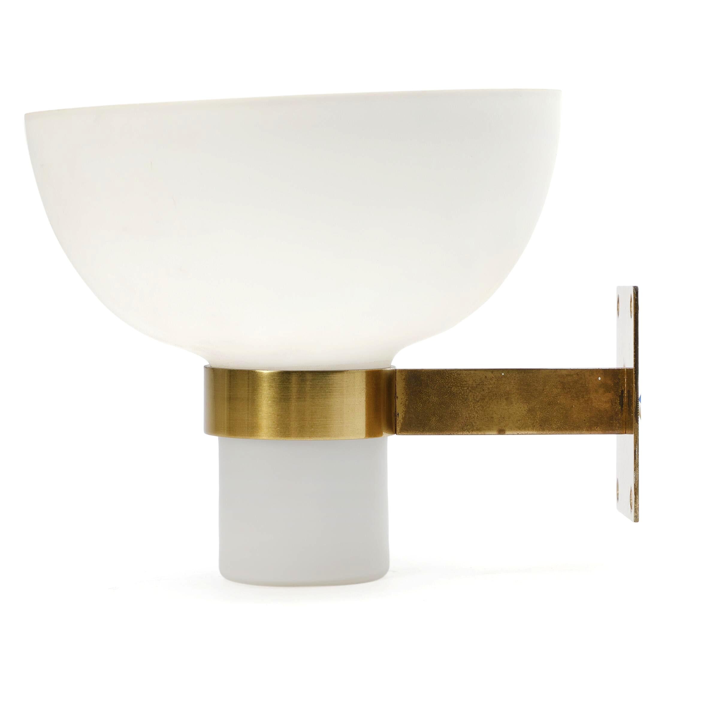 Raro aplique de pared Frits Schlegel, cristal opalino y latón, moderno escandinavo en Bueno estado para la venta en Copenhagen, DK
