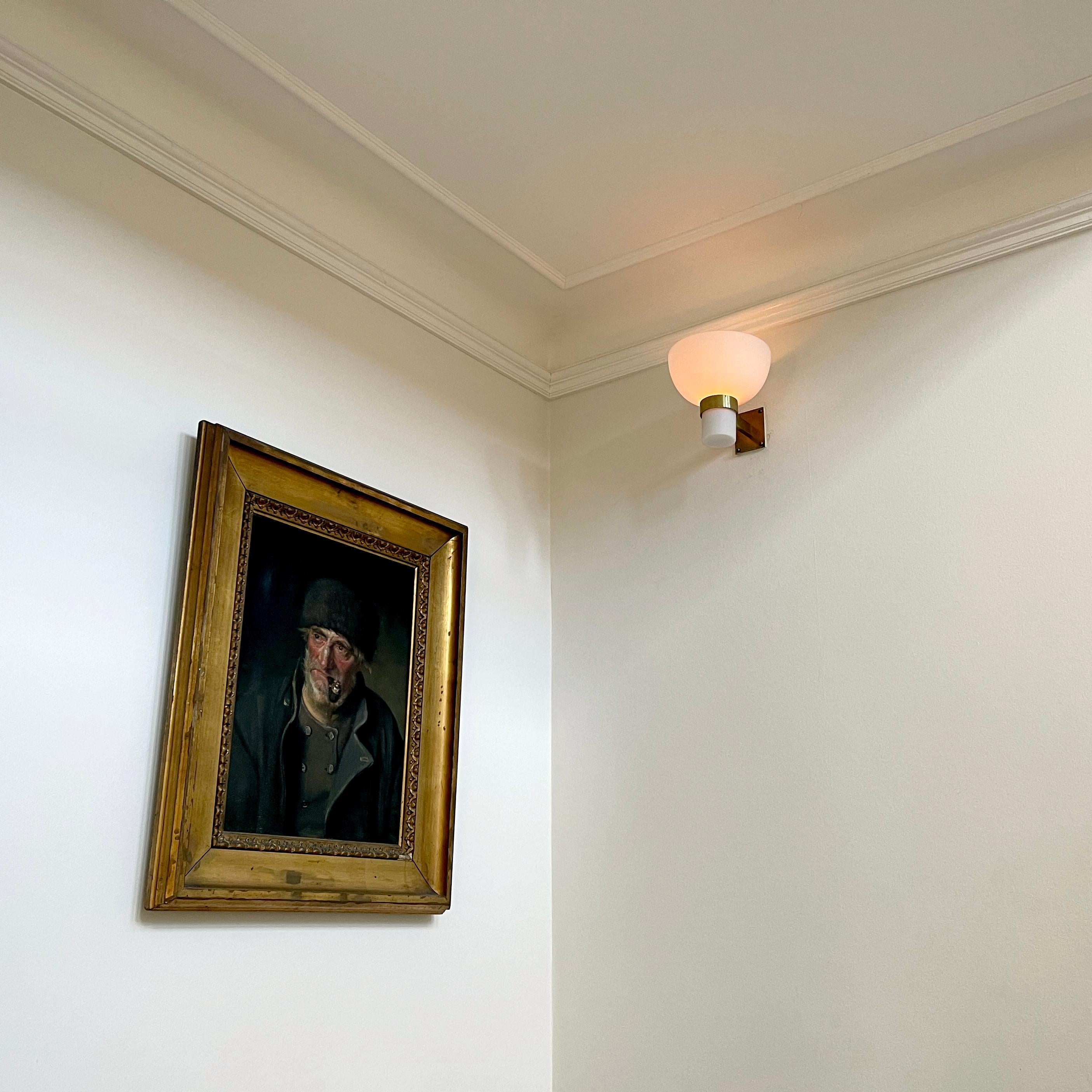 Raro aplique de pared Frits Schlegel, cristal opalino y latón, moderno escandinavo siglo XX en venta