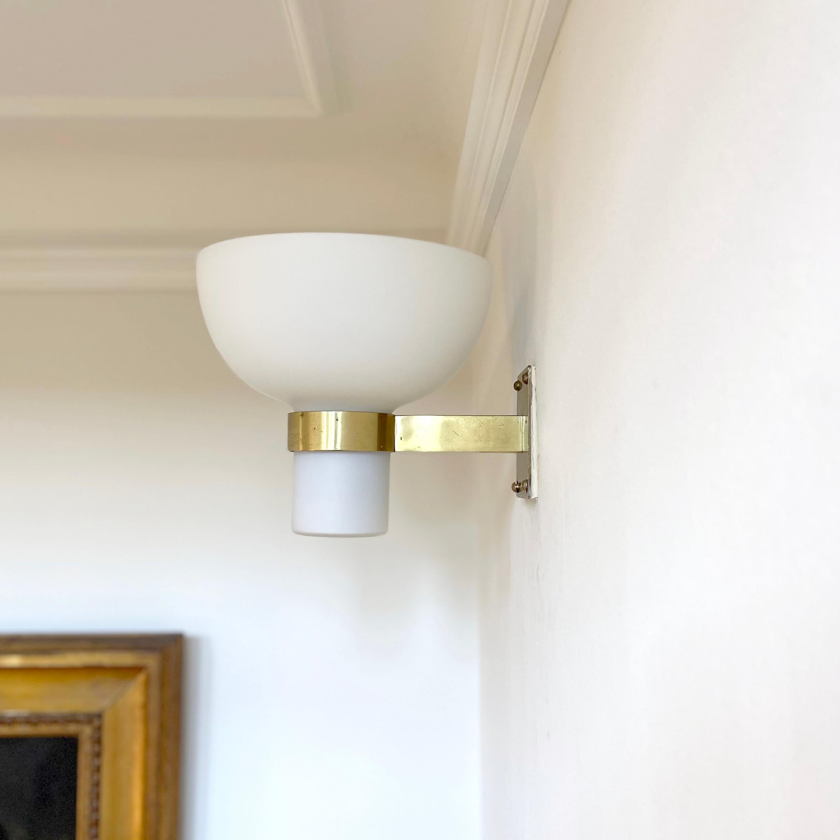 Raro aplique de pared Frits Schlegel, cristal opalino y latón, moderno escandinavo Latón en venta