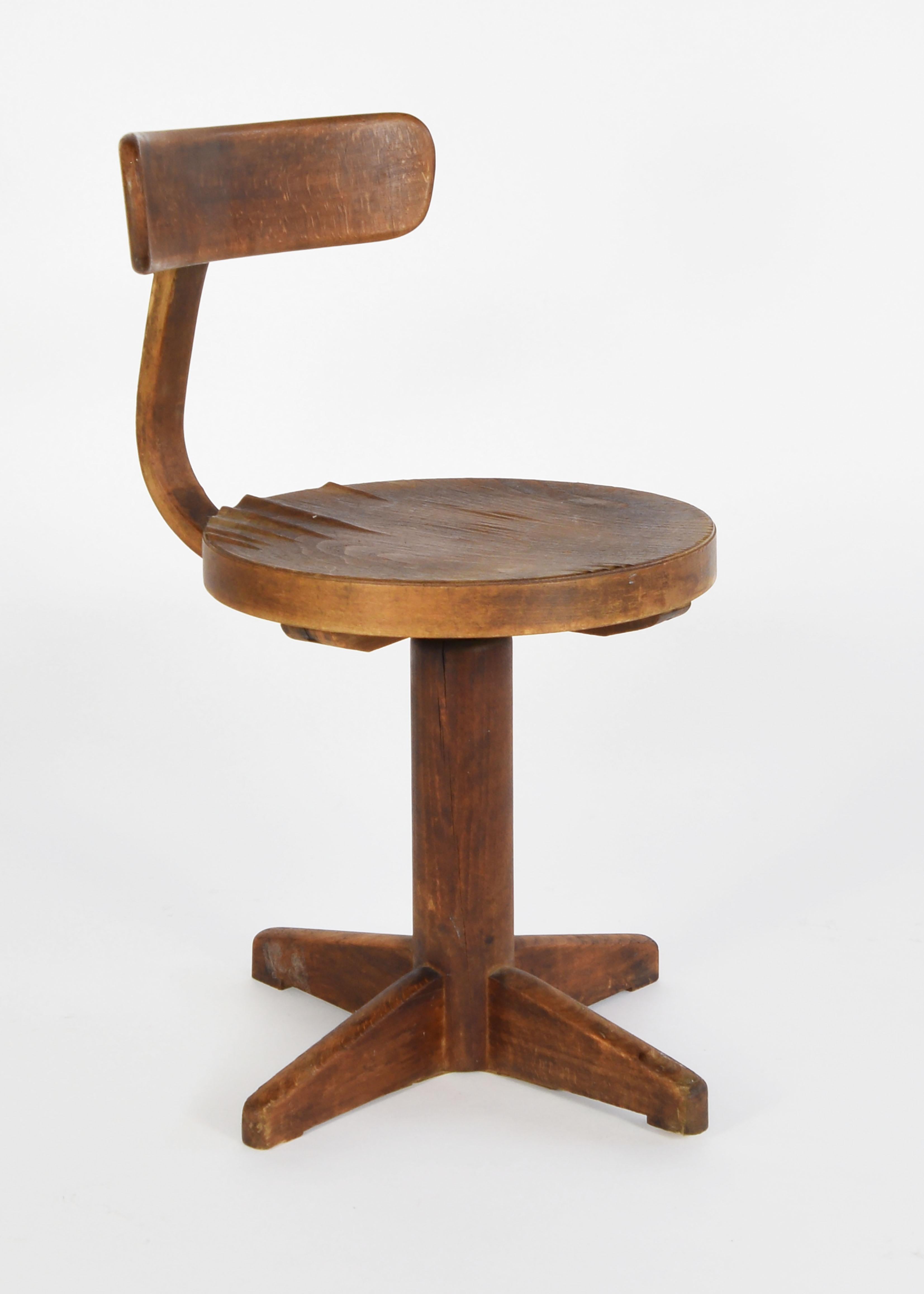 Great desk chair, DAR, designed by Fritz Hansen in the 1930s, signed under seat.
Made of beechwood.

The desk chair symbols the start of great designs by the hand of Fritz Hansen. Light designs made useable in all areas in people's houses and around