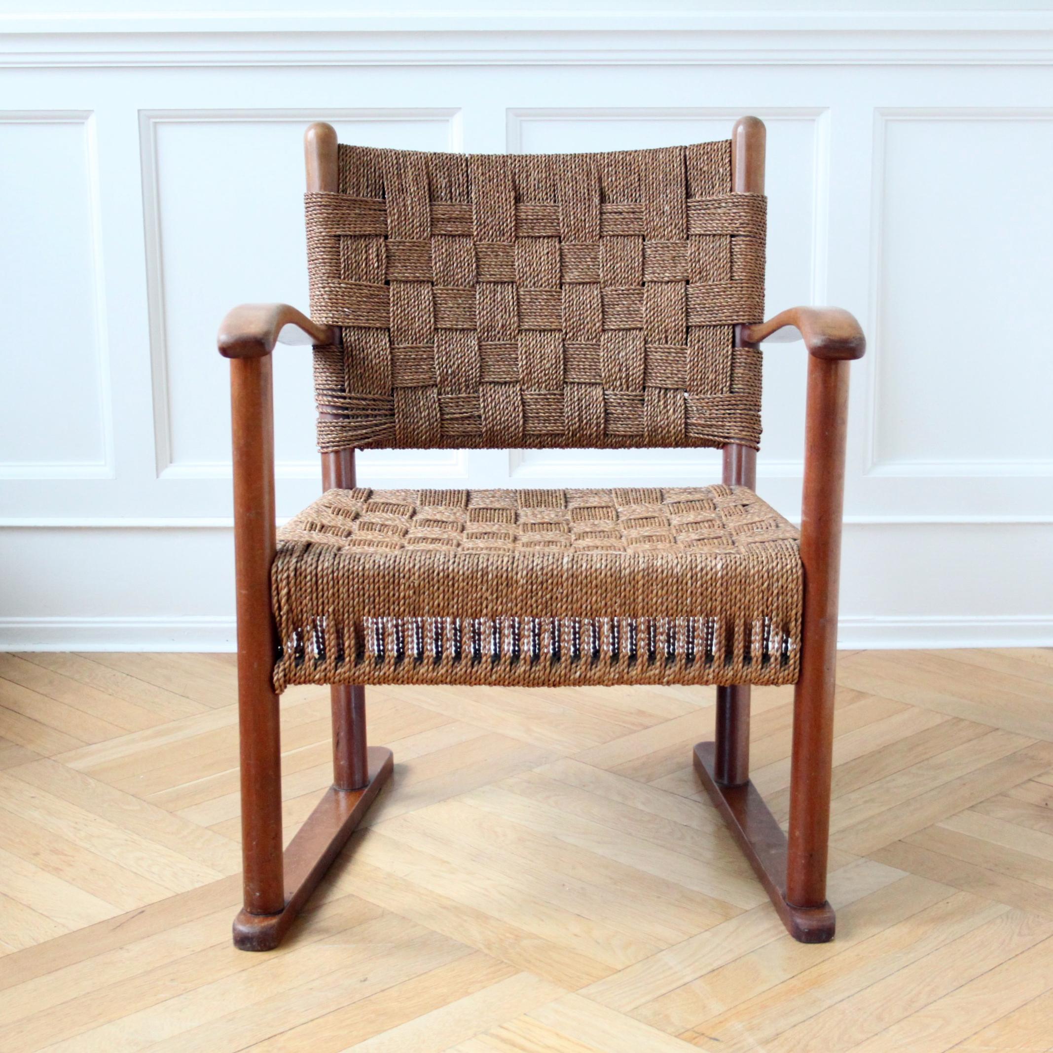 FRITZ HANSEN   &  ATTR. FRITS SCHLEGEL
THE SCANDINAVIAN MODERN

Superbe chaise de salon en hêtre et gazon de mer fabriquée par l'ébéniste danois Fritz Hansen dans les années 1940, dont le design est attribué à Frits Schlegel. 

Une chaise très rare.