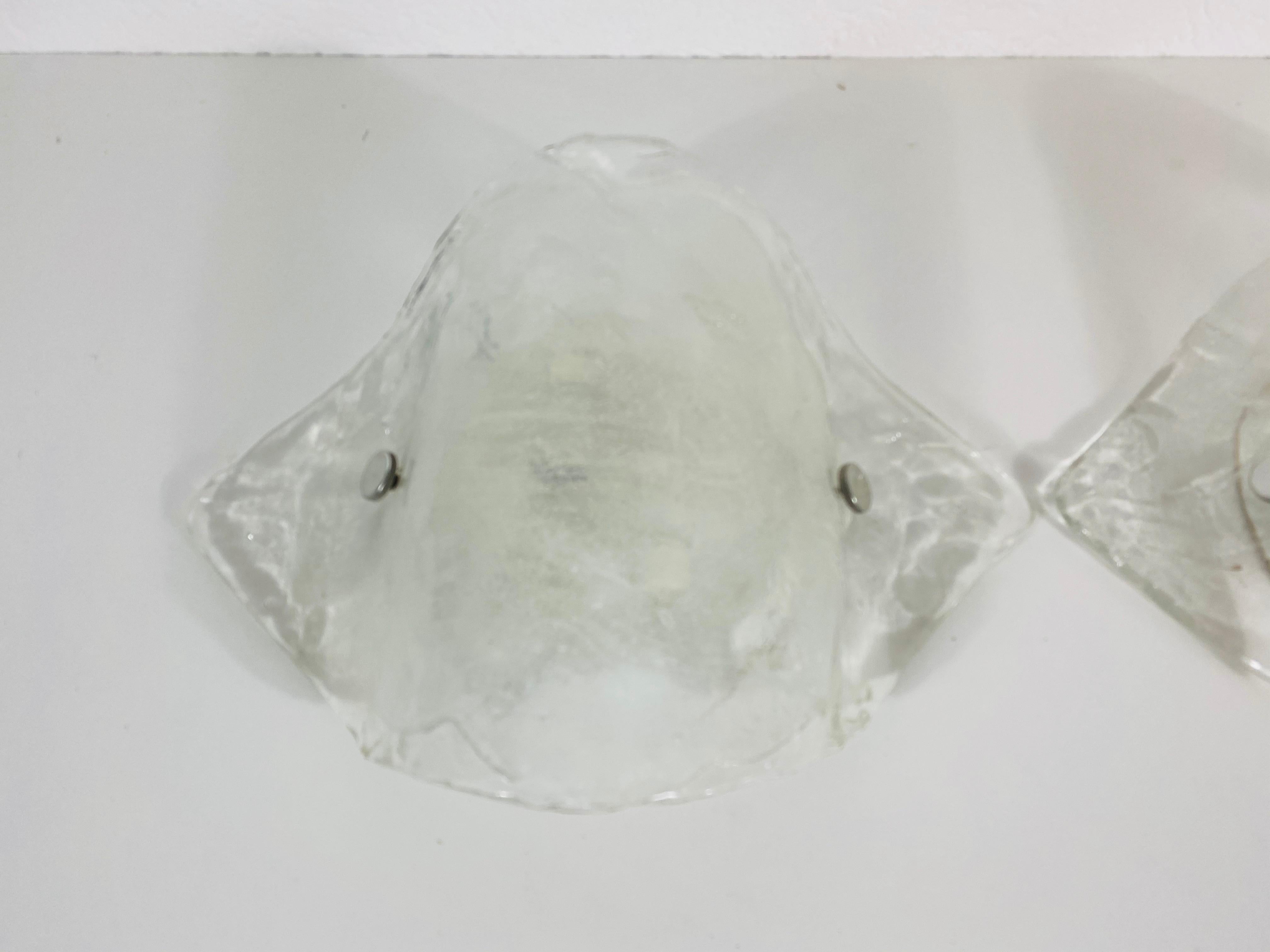 Rare Frosted Ice Glass Wall Lamp by Carlo Nason for Kalmar, Austria, 1960s In Good Condition For Sale In Hagenbach, DE