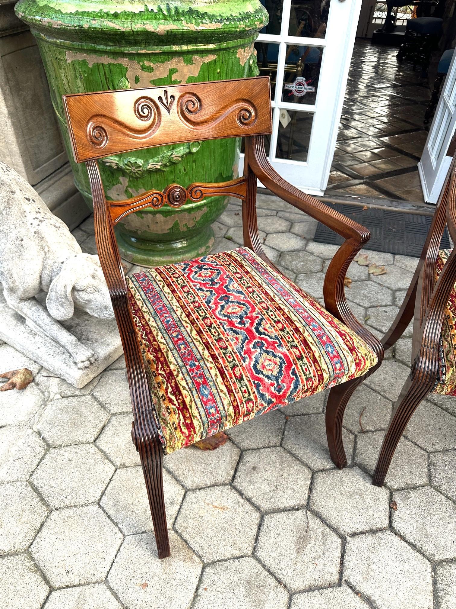 Raro set completo di 12 poltrone da pranzo a gomito in mogano intagliato di epoca reggenza Sedute in vendita 3