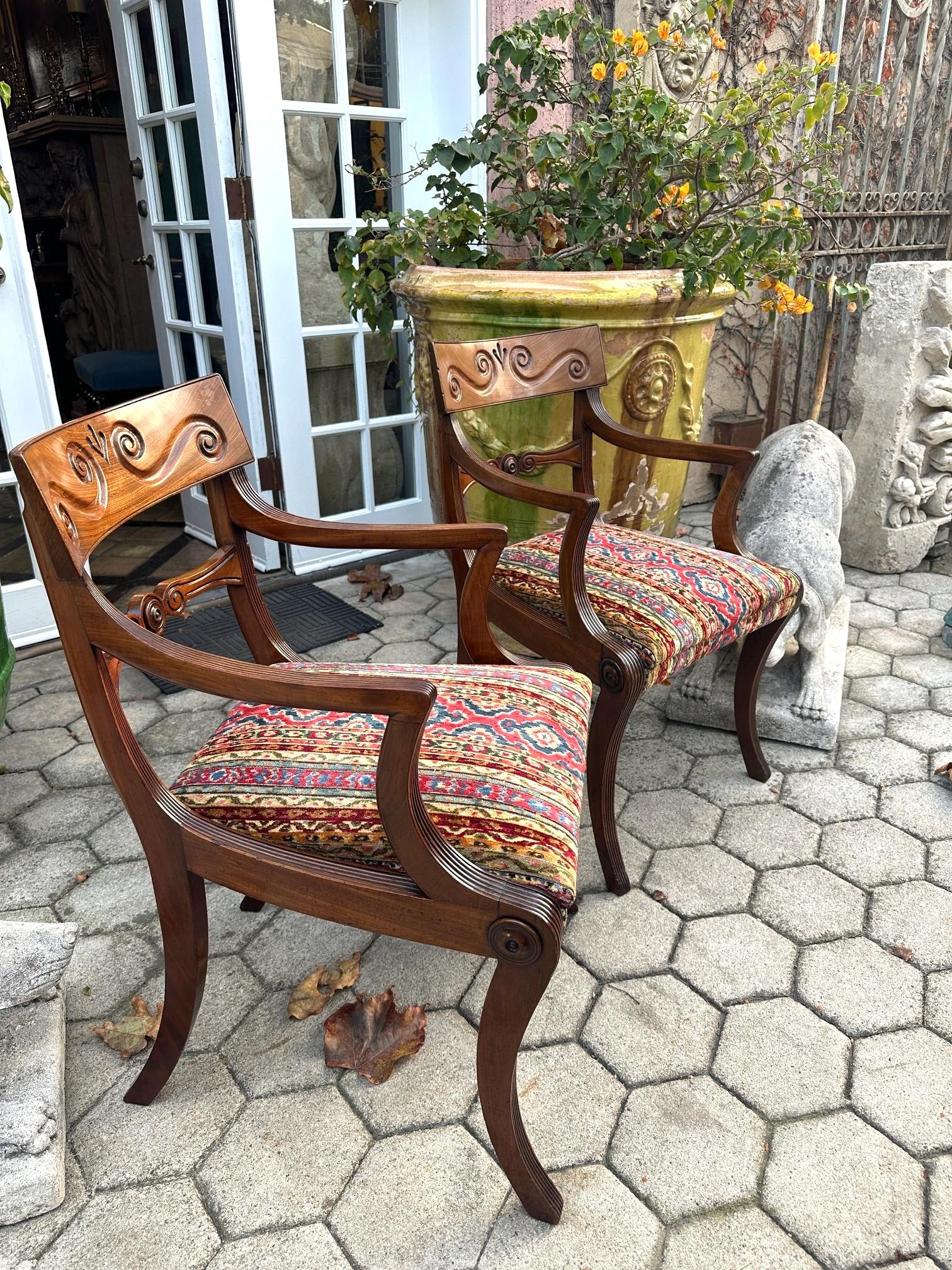 Raro set completo di 12 poltrone da pranzo a gomito in mogano intagliato di epoca reggenza Sedute in vendita 4
