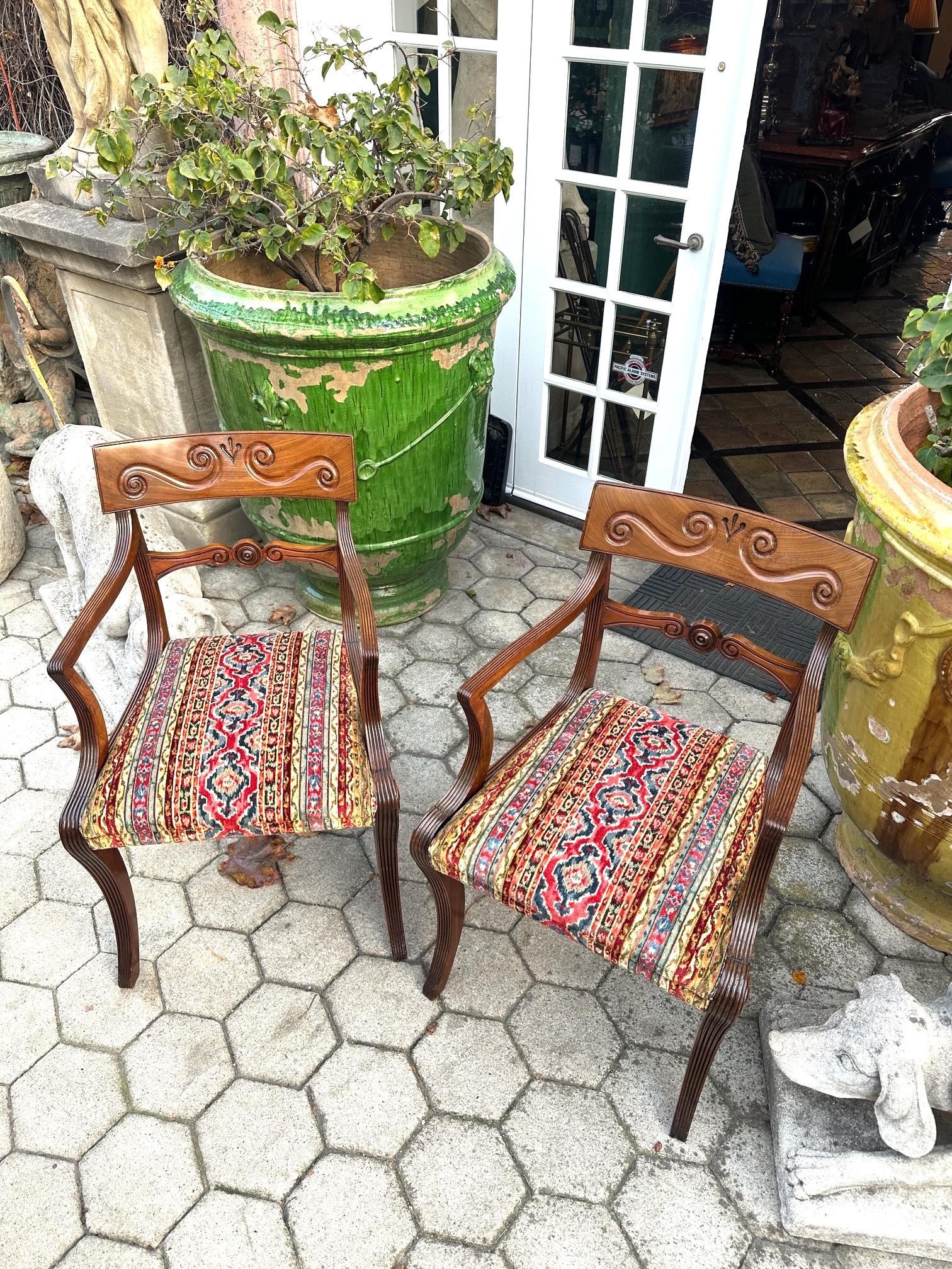 Raro set completo di 12 poltrone da pranzo a gomito in mogano intagliato di epoca reggenza Sedute in vendita 5