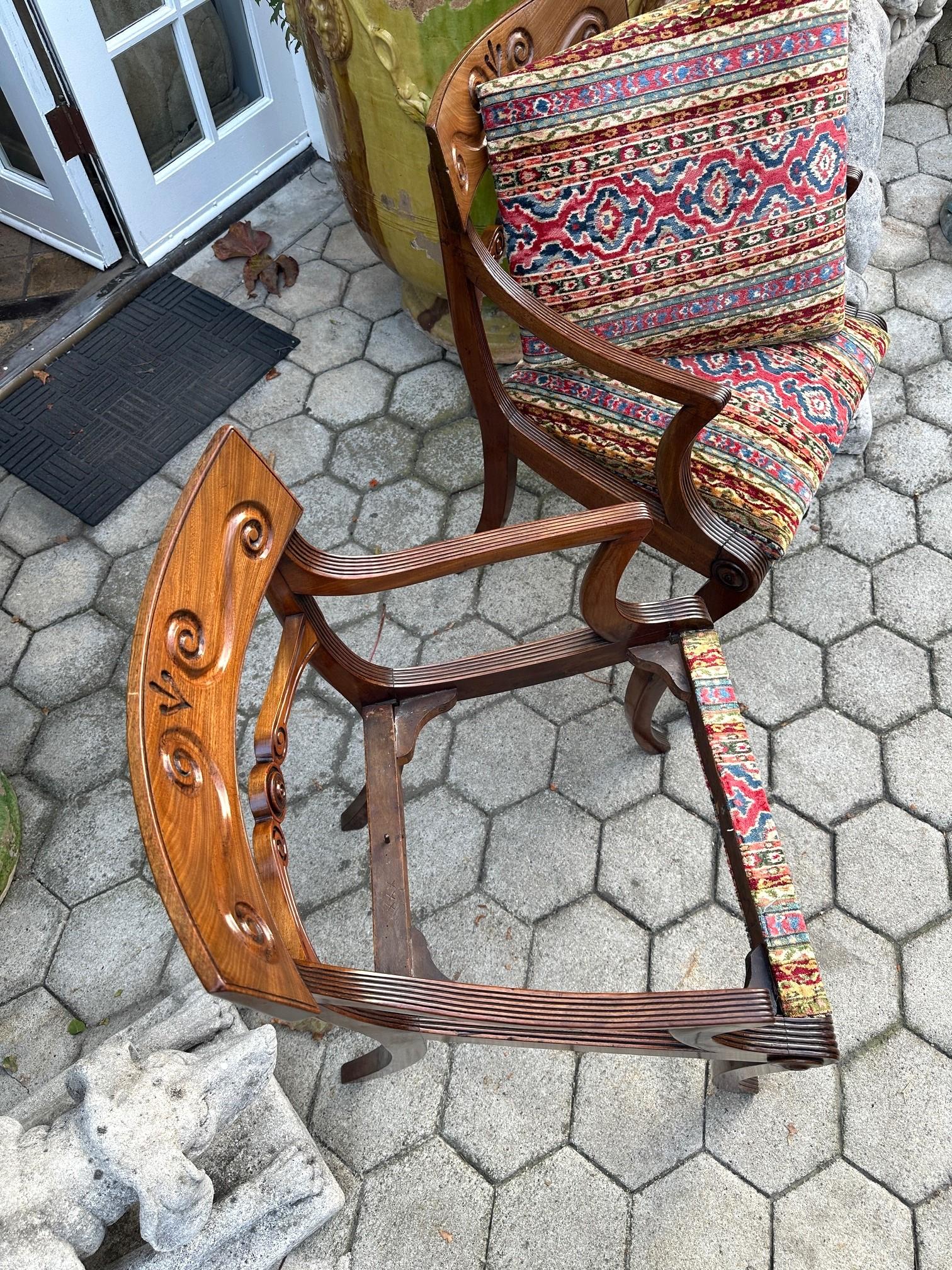 Raro set completo di 12 poltrone da pranzo a gomito in mogano intagliato di epoca reggenza Sedute in vendita 6