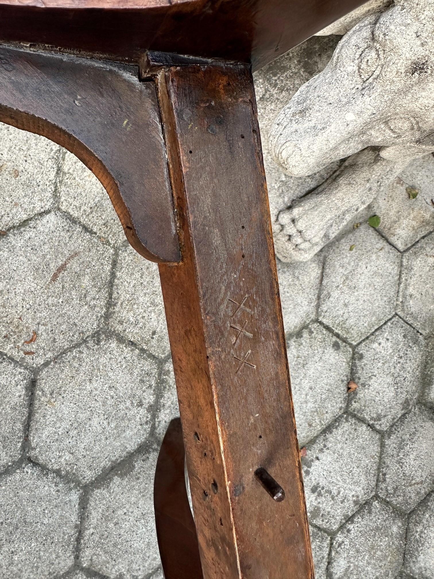Raro set completo di 12 poltrone da pranzo a gomito in mogano intagliato di epoca reggenza Sedute in vendita 7