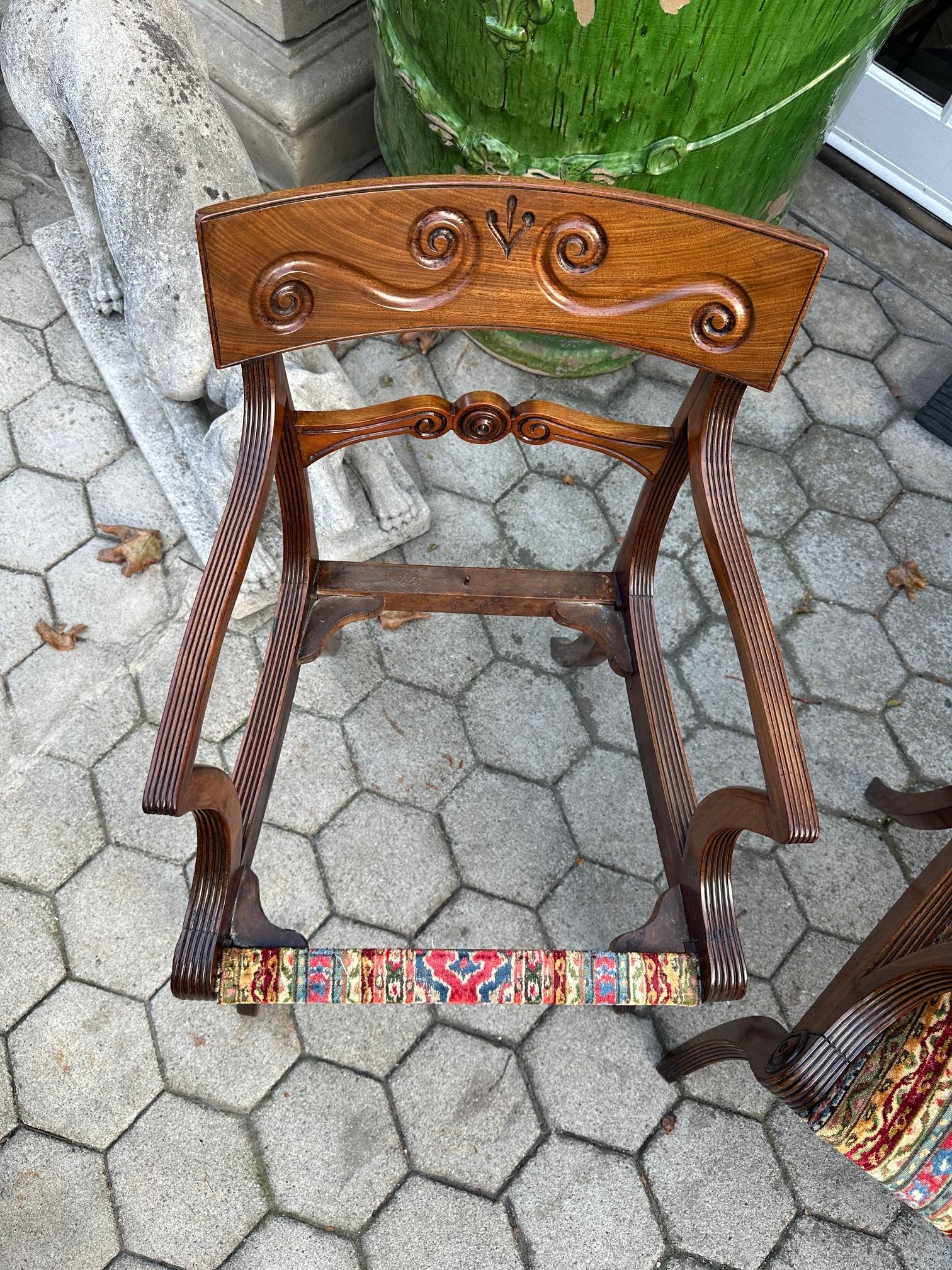 Raro set completo di 12 poltrone da pranzo a gomito in mogano intagliato di epoca reggenza Sedute in vendita 8