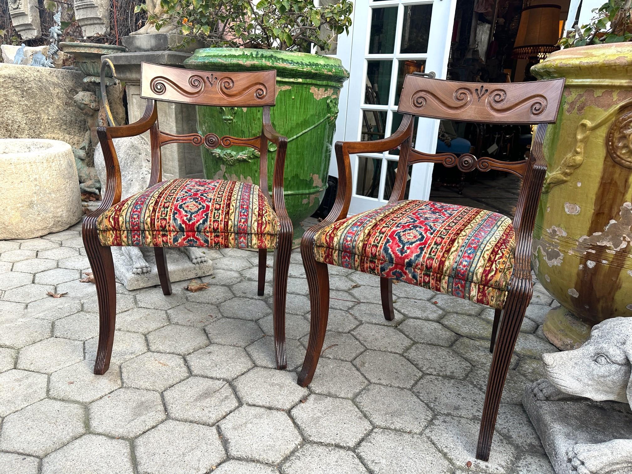 Raro set completo di 12 poltrone da pranzo a gomito in mogano intagliato di epoca reggenza Sedute in vendita 9