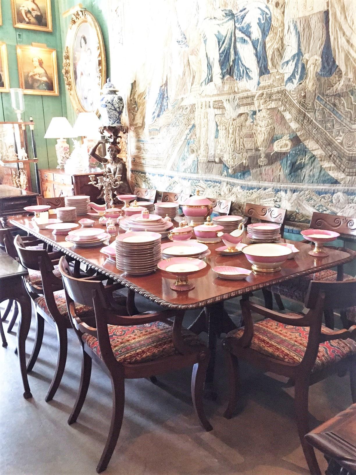 Raro set completo di 12 poltrone da pranzo a gomito in mogano intagliato di epoca reggenza Sedute in vendita 10