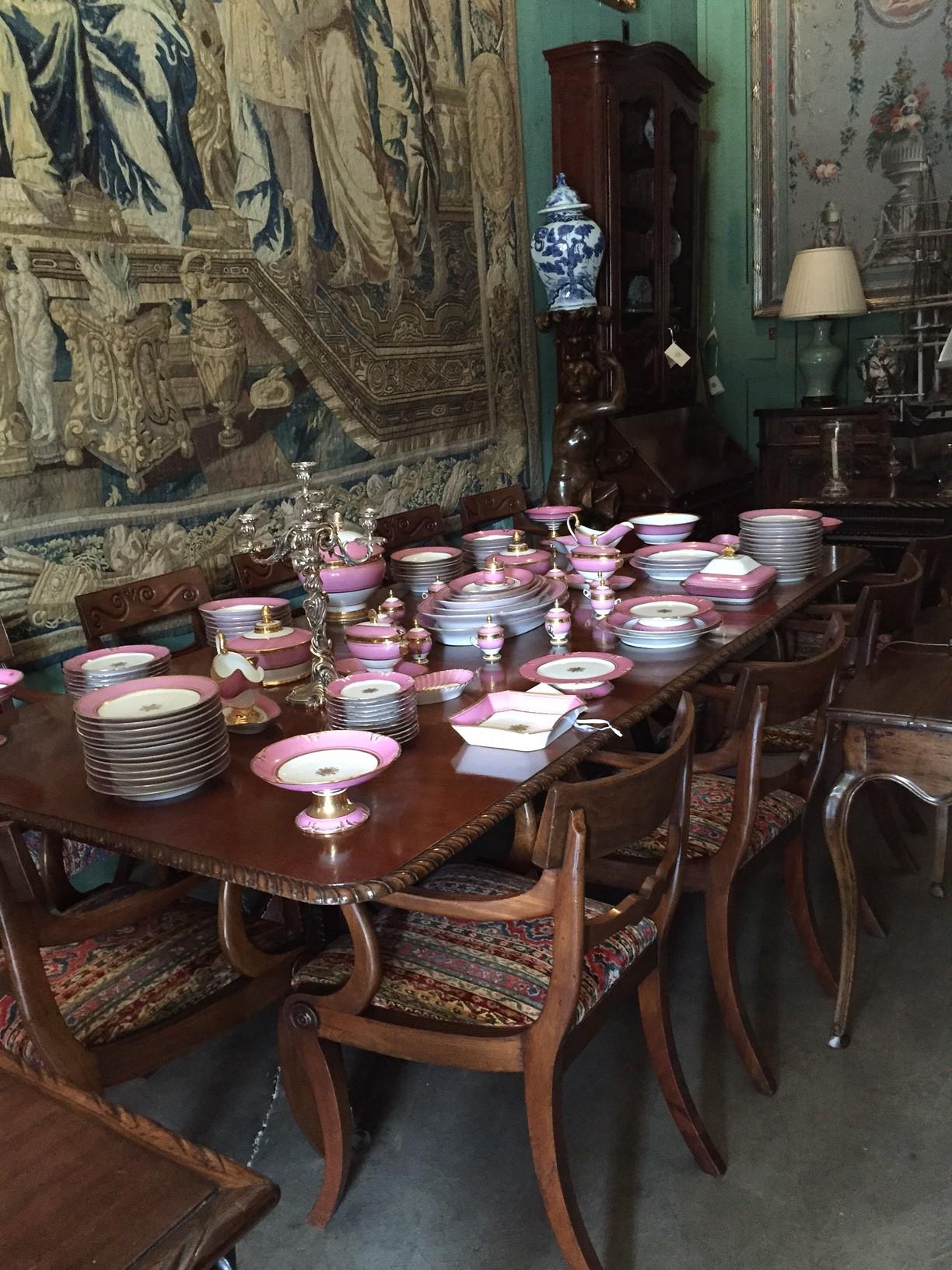 Raro set completo di 12 poltrone da pranzo a gomito in mogano intagliato di epoca reggenza Sedute in vendita 12