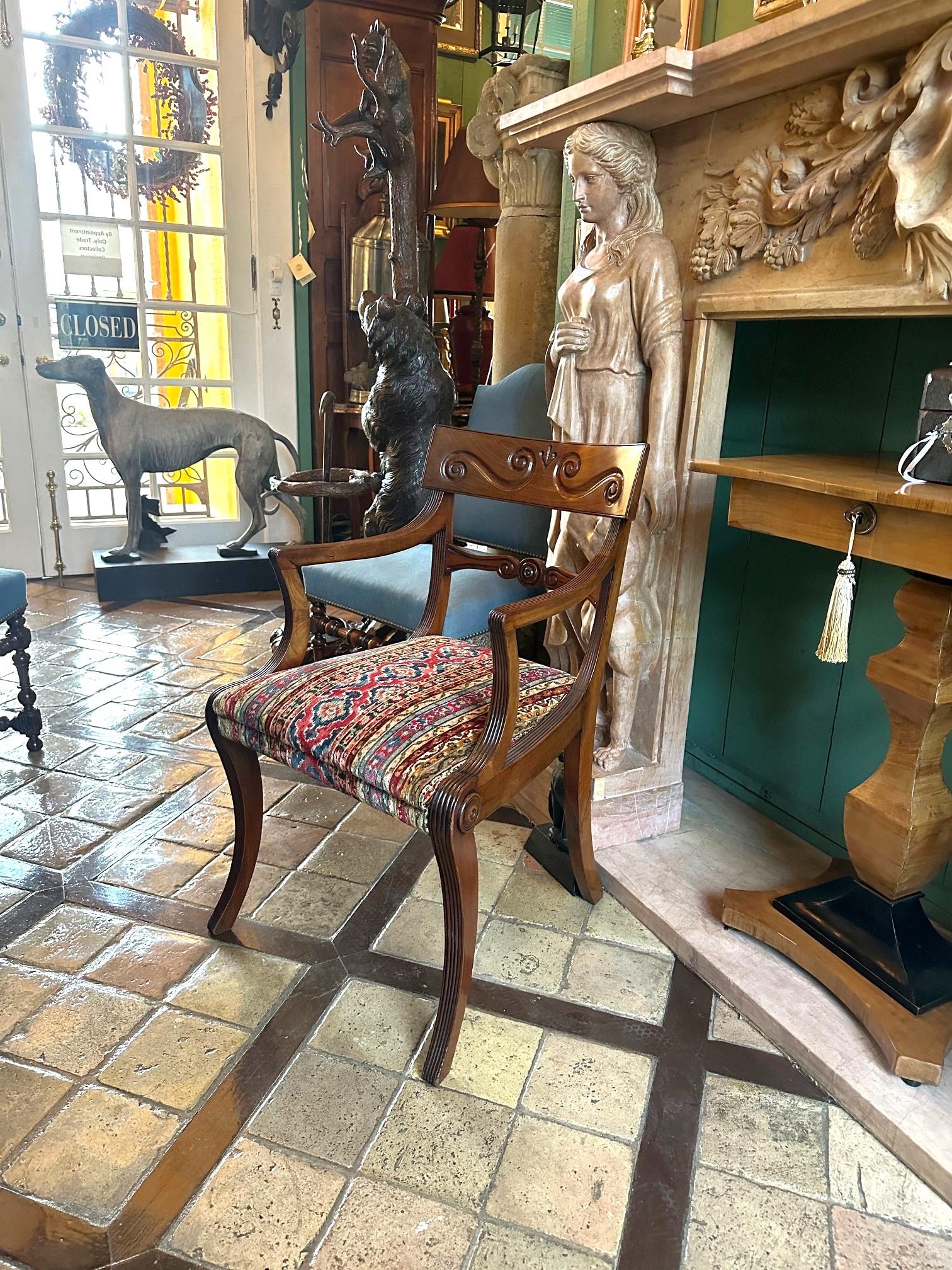 Inglese Raro set completo di 12 poltrone da pranzo a gomito in mogano intagliato di epoca reggenza Sedute in vendita