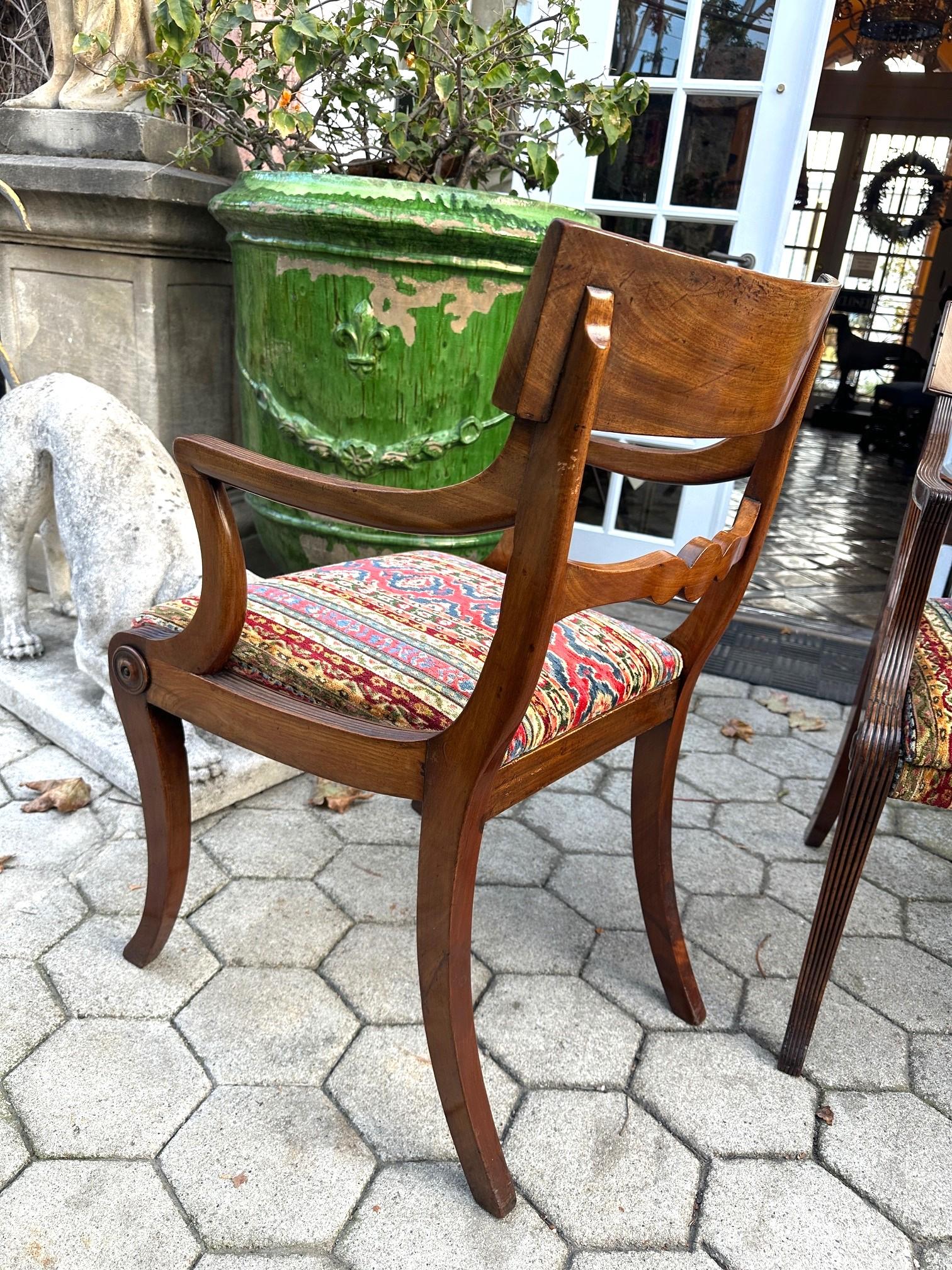 XIX secolo Raro set completo di 12 poltrone da pranzo a gomito in mogano intagliato di epoca reggenza Sedute in vendita