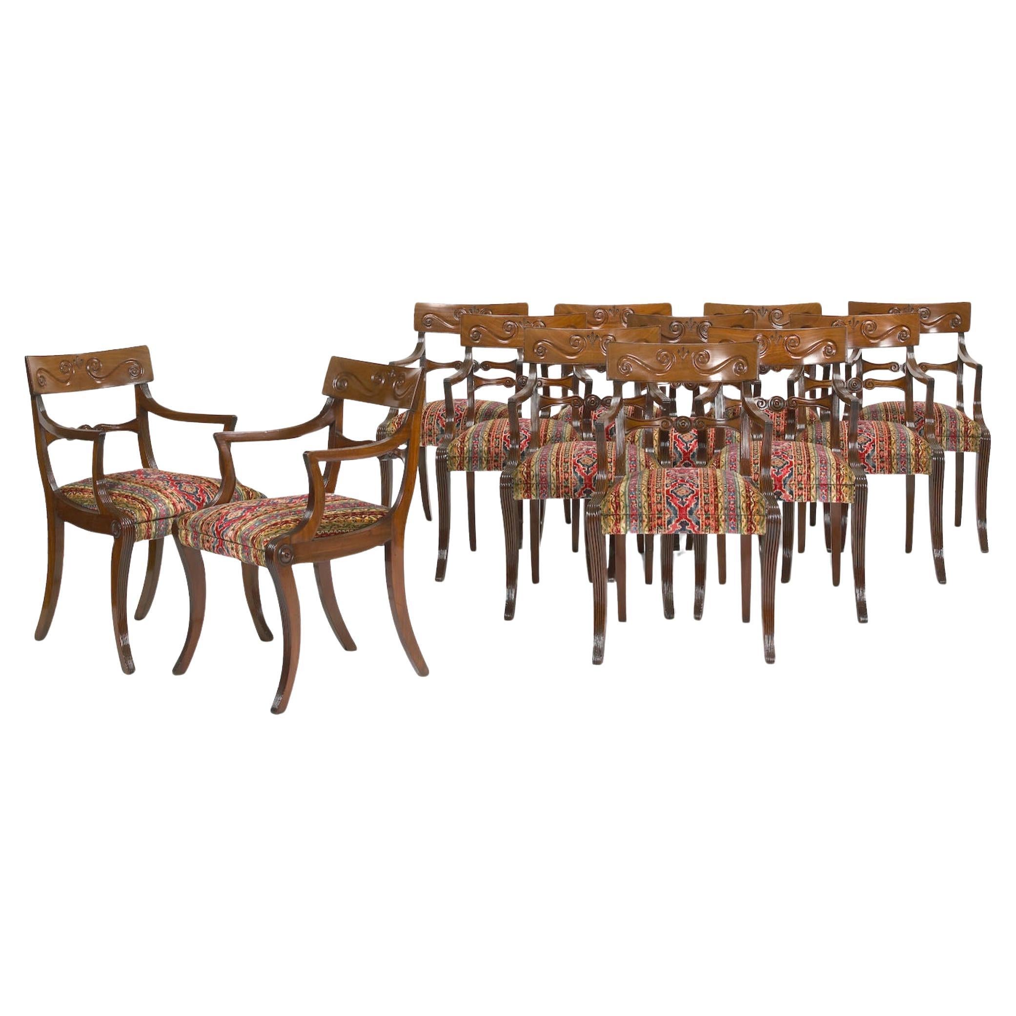 Raro set completo di 12 poltrone da pranzo a gomito in mogano intagliato di epoca reggenza Sedute in vendita