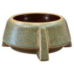 Raro cuenco con patas y tres contrafuertes de Fulper Arts and Crafts, con esmalte verde moteado, década de 1910