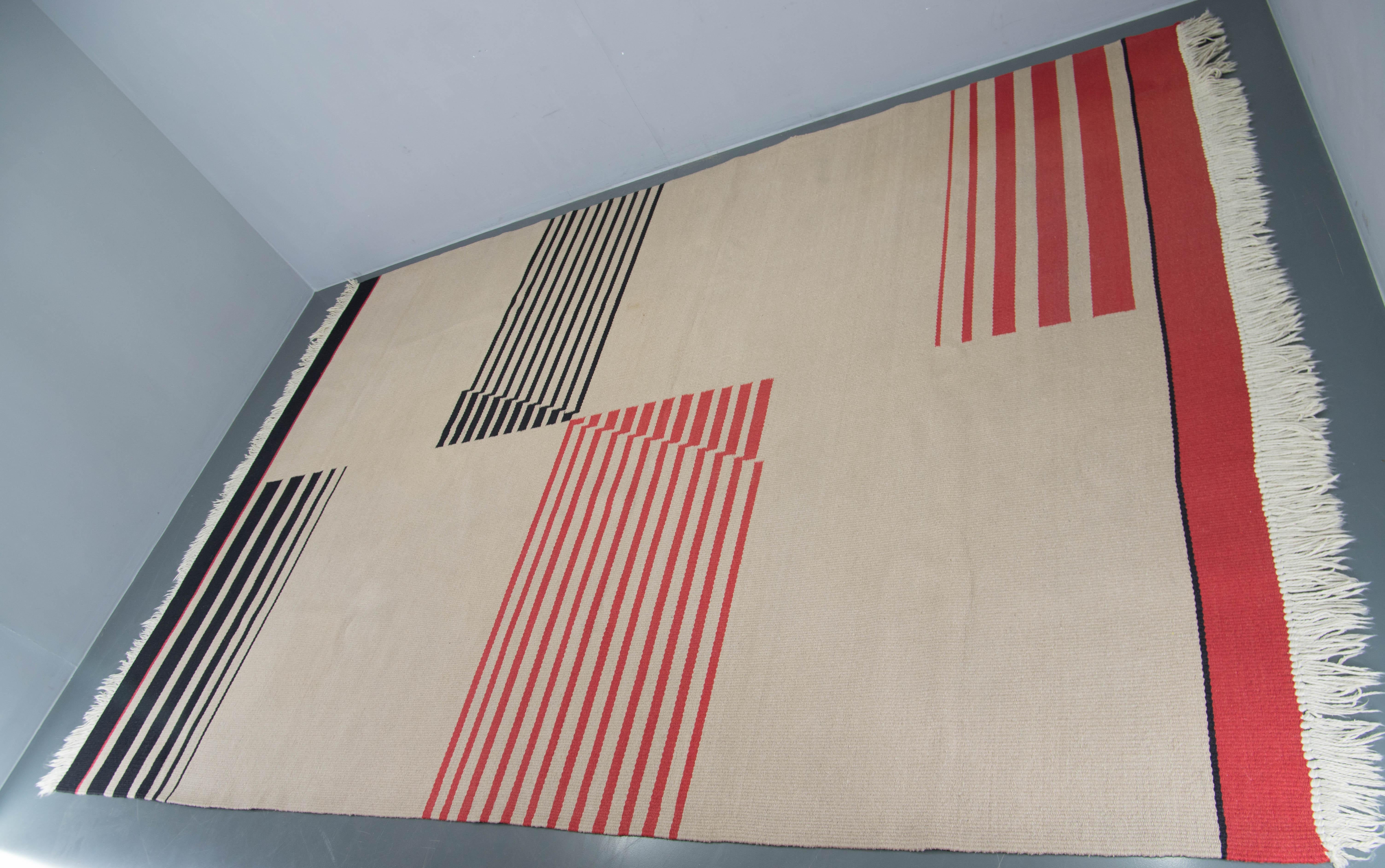 Tappeto minimalista funzionalista / Bauhaus di grandi dimensioni con motivo geometrico attribuito ad Antonin Kybal.
Prodotto in Cecoslovacchia negli anni '40-'50.
Ottime condizioni, tracce di liquido in un punto del lato inferiore - non visibili sul