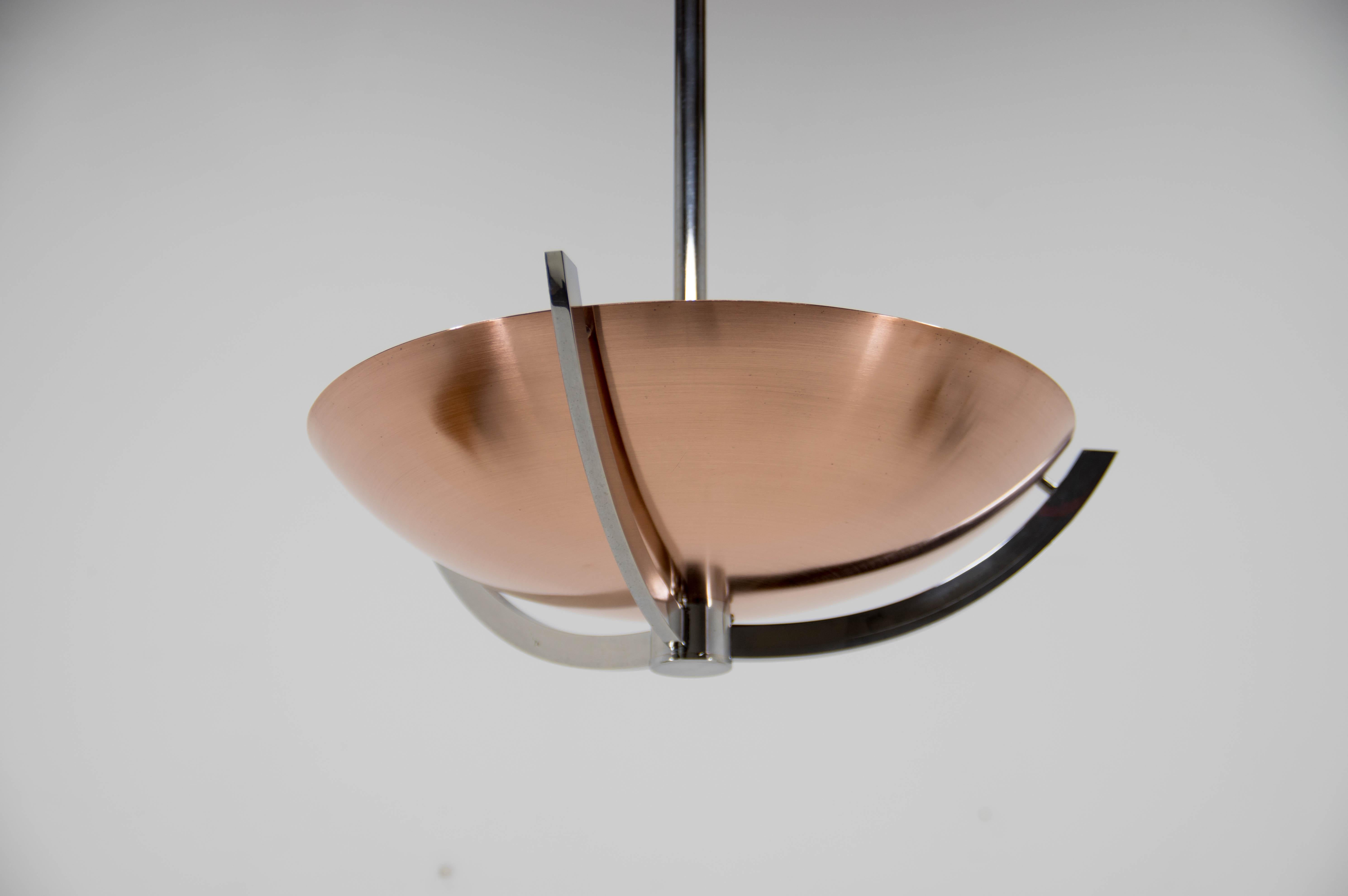 Very special Bauhaus pendant made of copper and chrome.
Restored: new white paint on the upper side.
Polished
Rewired: 3x40W, E25-E27 bulb
US wiring compatible.