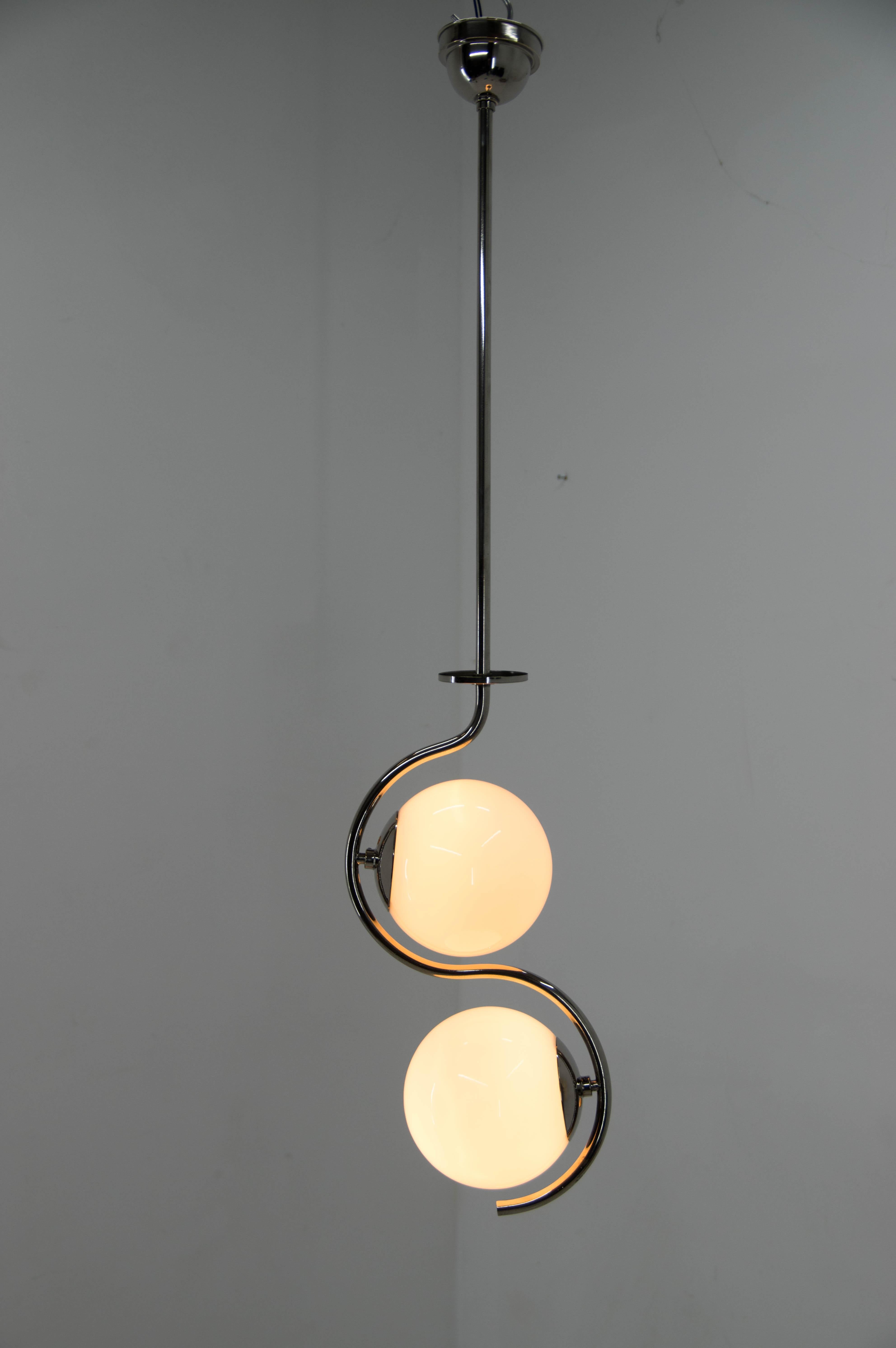 Very elegant and minimalistic pendant designed by Jindrich Halabala.
Very good condition, chrome polished, rewired: 2x60W, E25-E27 bulbs.
Height could be shortened on request.
US wiring compatible.