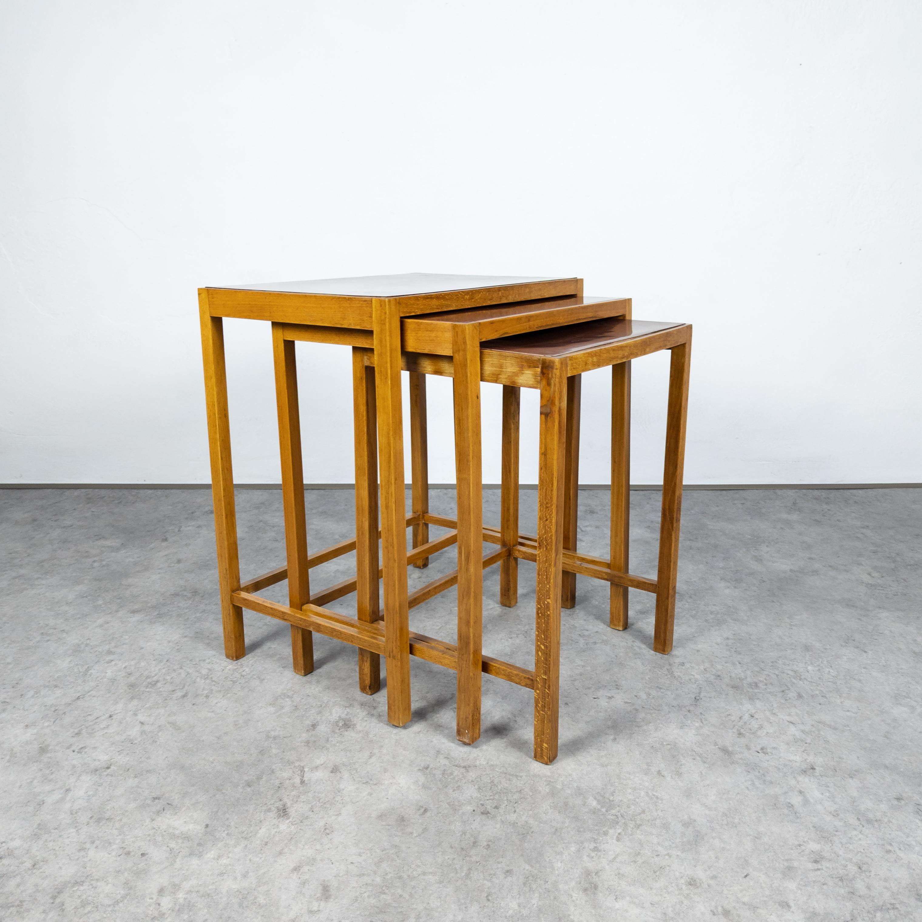 Bauhaus Rares tables gigognes fonctionnalistes H-50 de Jindřich Halabala pour UP Závody en vente