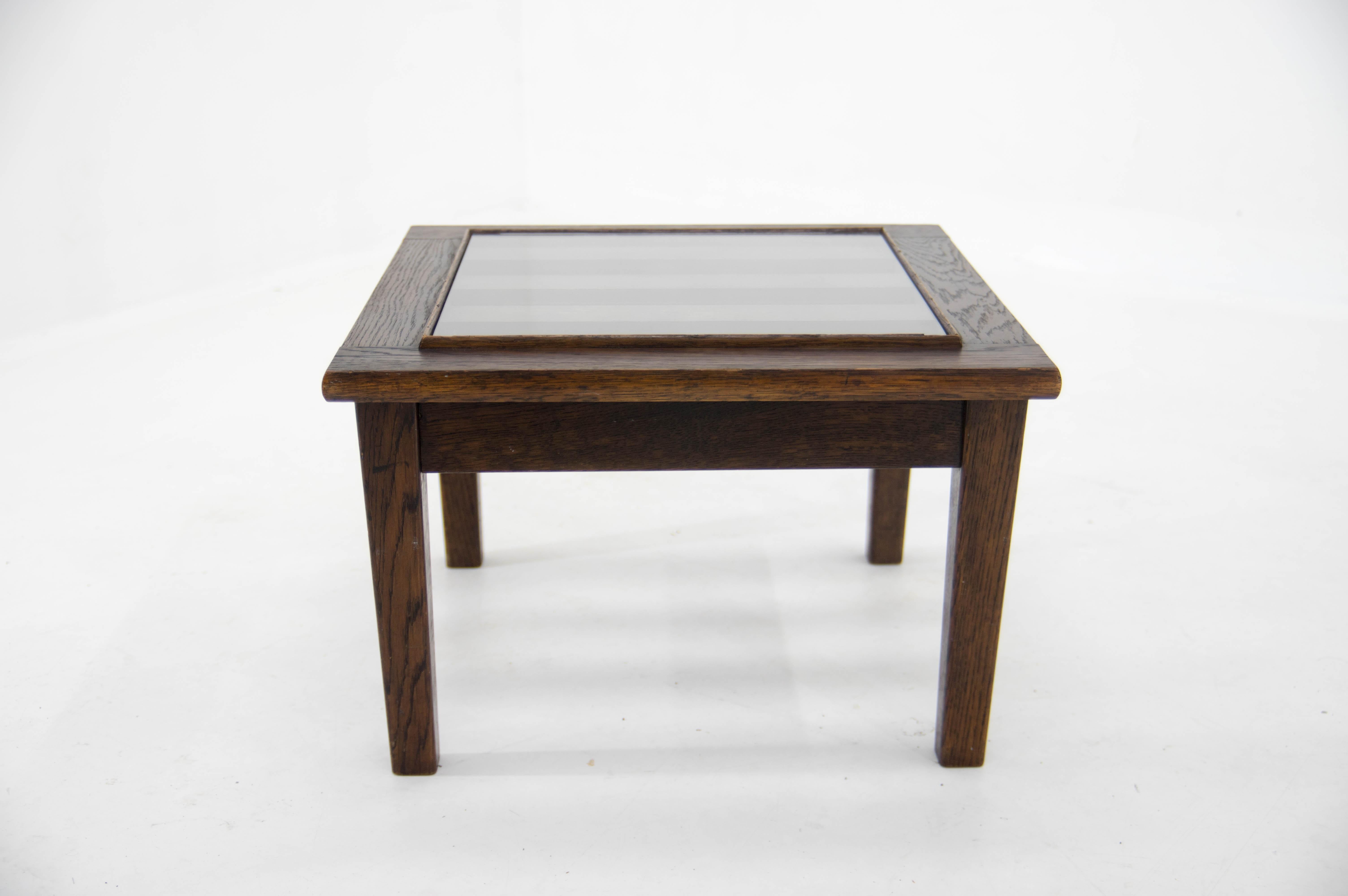 Antonín Heythum was a renowned architect who made a name for himself not only in Czechoslovakia but also in America, where he worked as a professor of industrial design at Columbia University.
This side table is a clear example of his functionalist